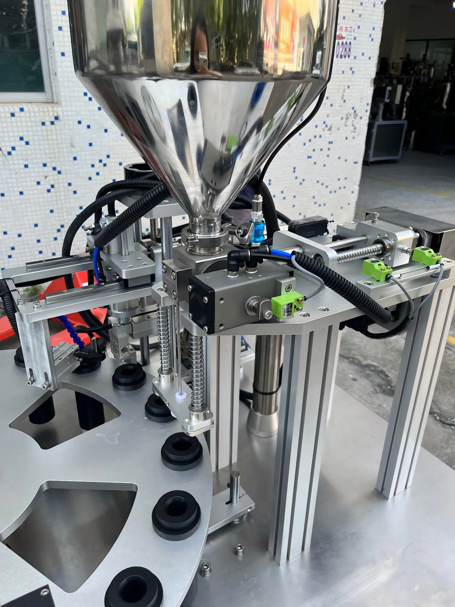 Máquina de llenado automático completo para rímel, líquido para delineador, brillo labial y lápiz labial