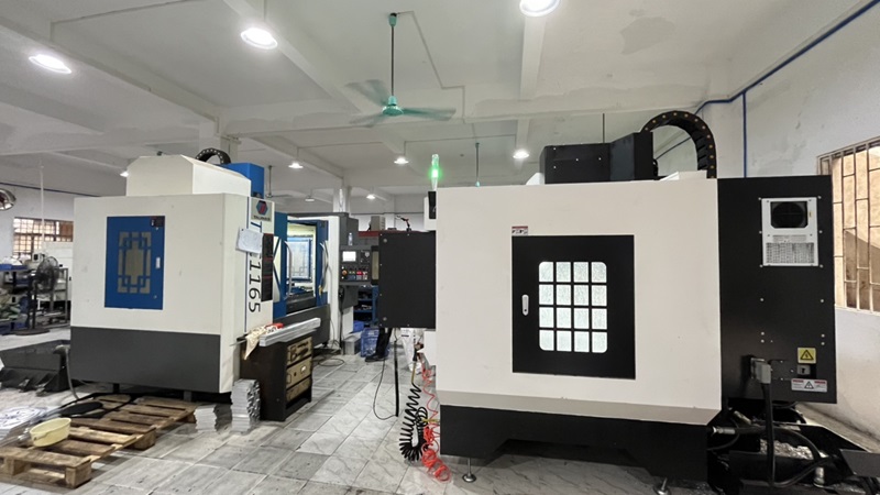 Centro de mecanizado CNC Amp Machine - Fabricación de piezas de alta precisión