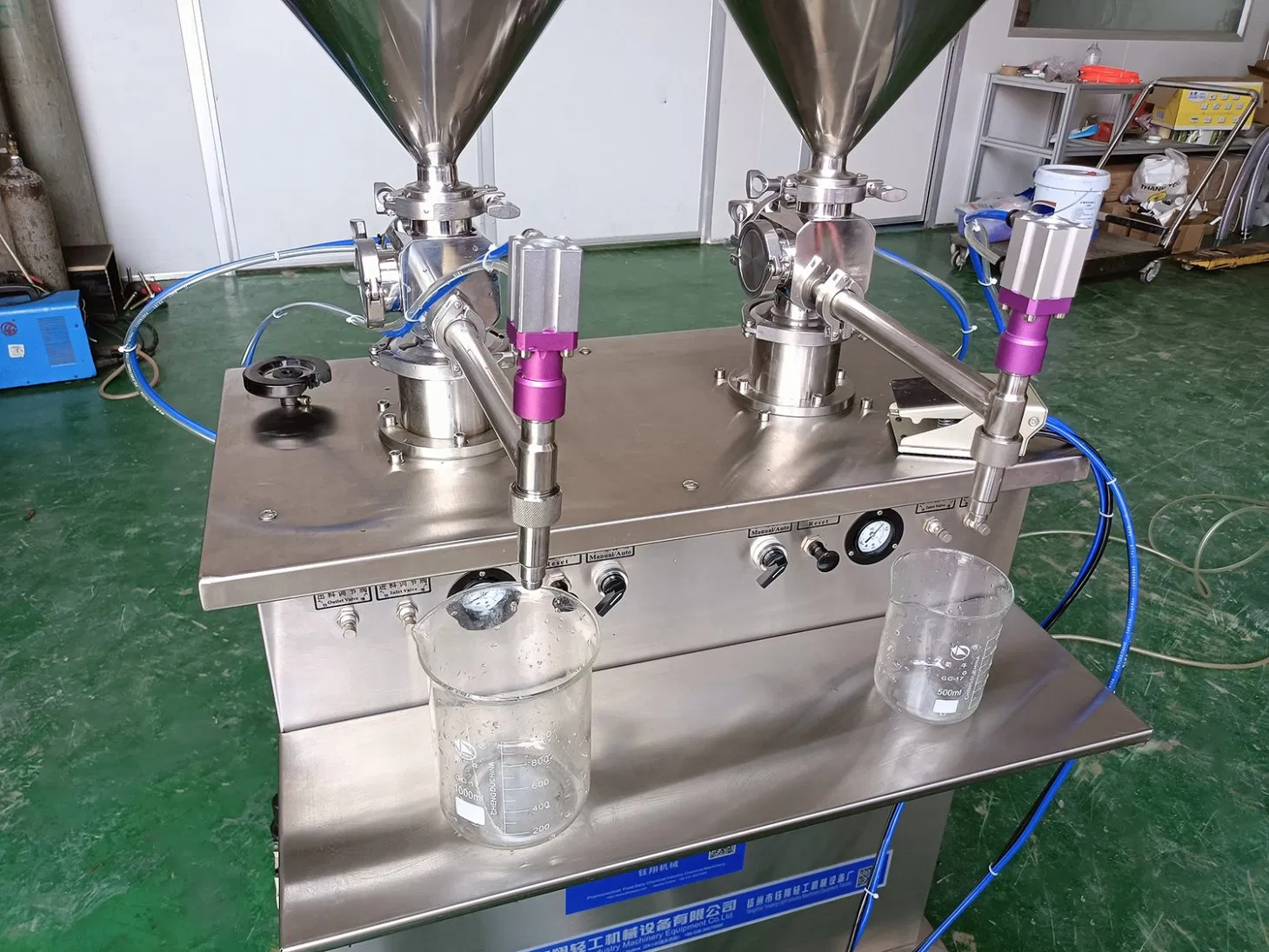 Cabezal de llenado y taponado semiautomático de doble boquilla neumática a granel