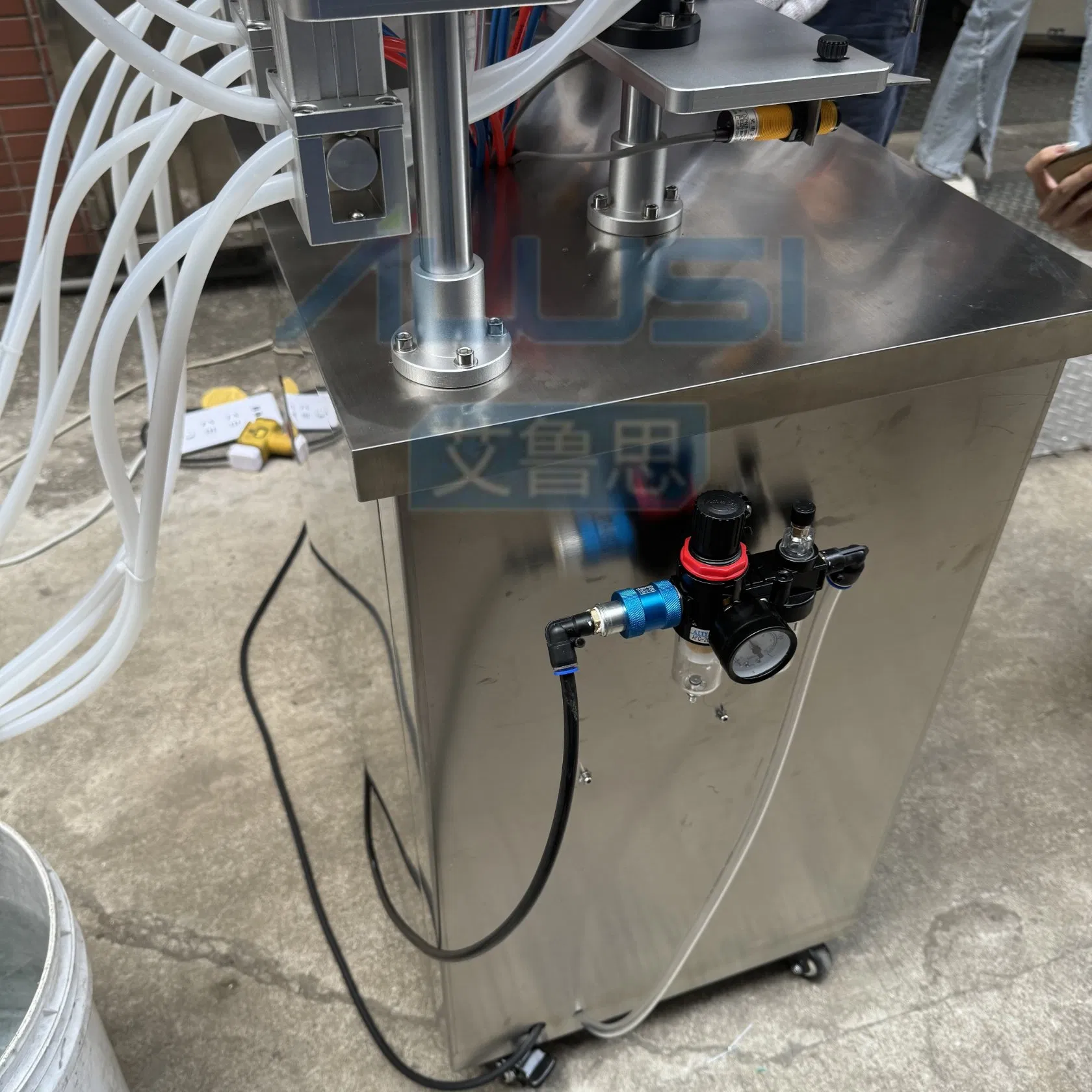4-Head Máquina de llenado automática de botellas de aceite esencial líquido para pequeñas empresas de cosméticos, rellenadora de perfumes y líquidos fragantes