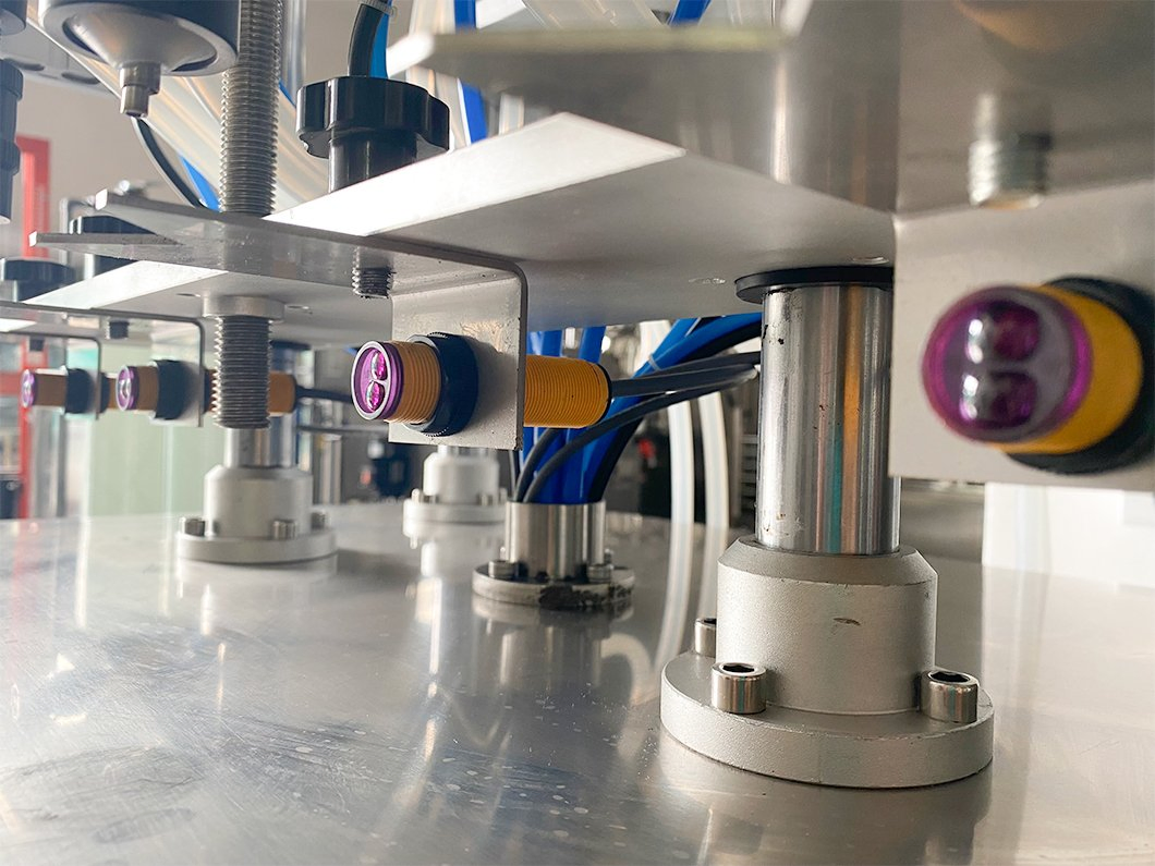 Honemix 4 Cabezas Automáticas de Relleno de Botellas de Aceite Esencial Líquido Cosmético Pequeño Máquina de Relleno de Perfume Fragancia Precio