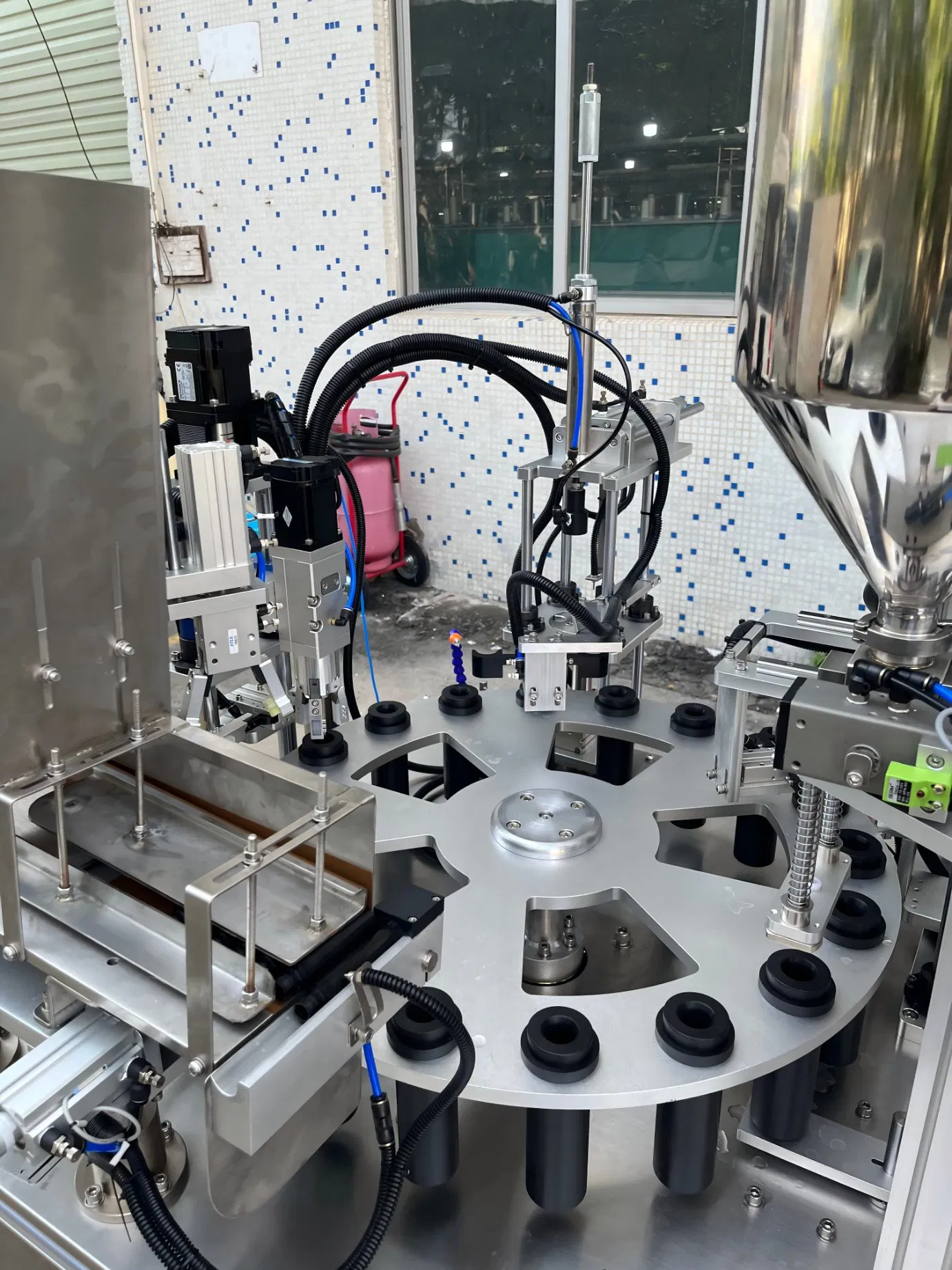 Máquina automática de llenado de brillo labial / lápiz labial, máscara de pestañas, delineador, pasta líquida