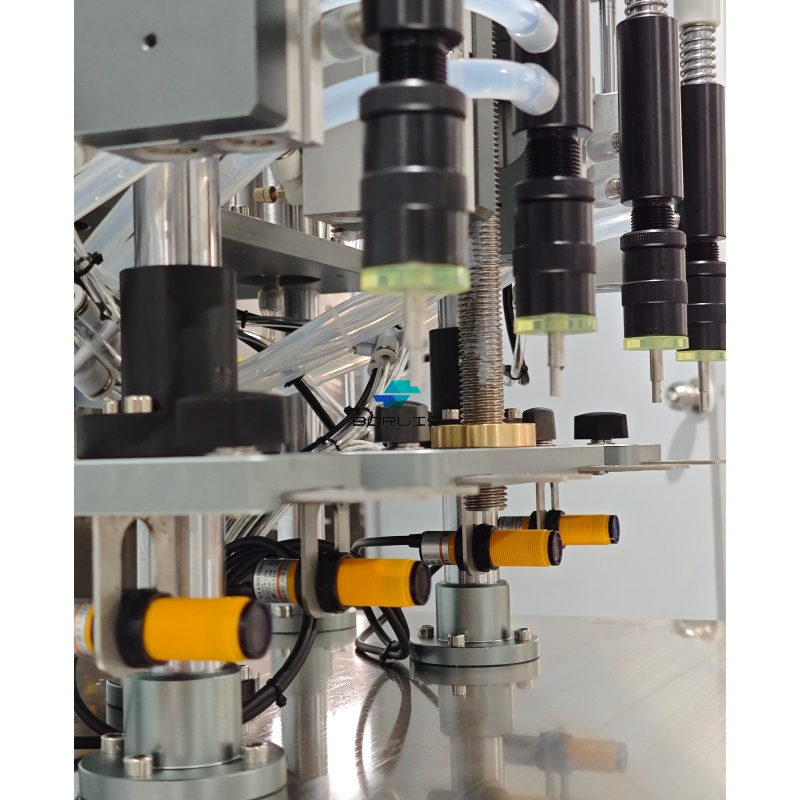 Máquina de llenado de perfume líquido neumática semiautomática para botellas de vidrio de mini tónico y licor