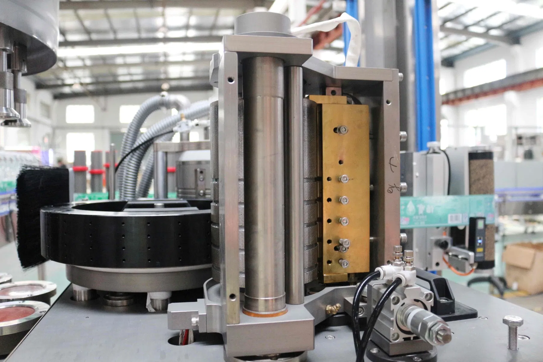 Máquina de etiquetado cosmético adhesivo rotativo de alta velocidad para frascos redondos y envases cilíndricos de lápiz labial