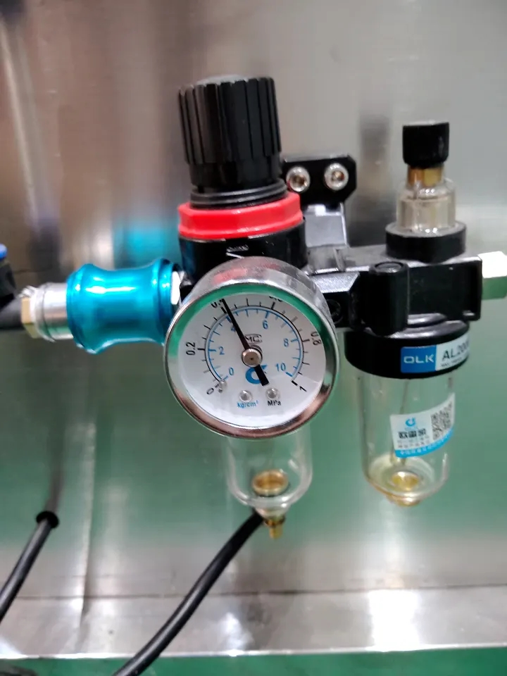 Máquina de llenado de crema cosmética de champú de pistón en botella pequeña, miel, semiautomática, horizontal, neumática para líquidos y pastas
