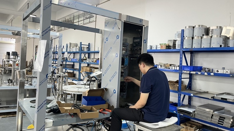 Ensamblaje de maquinaria cosmética en la fábrica Amp Machine - Proceso de montaje de precisión