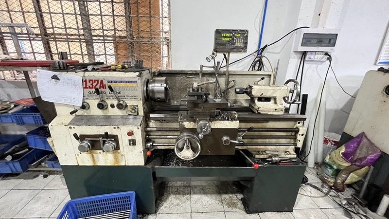 Torno de precisión en la fábrica Amp Machine - Mecanizado de componentes metálicos