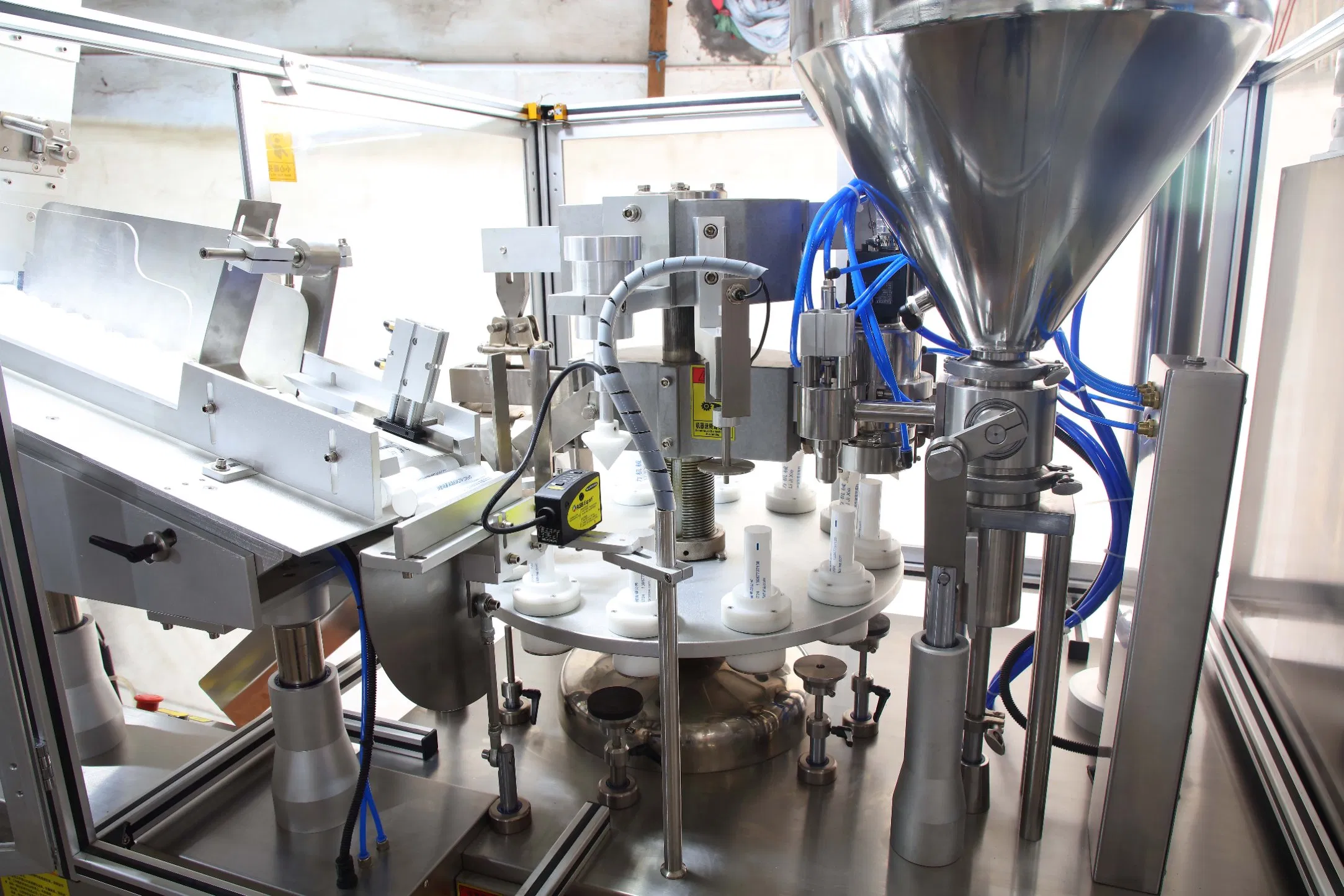 Máquina de llenado y sellado automático completo de tubos de aluminio y plástico para crema cosmética