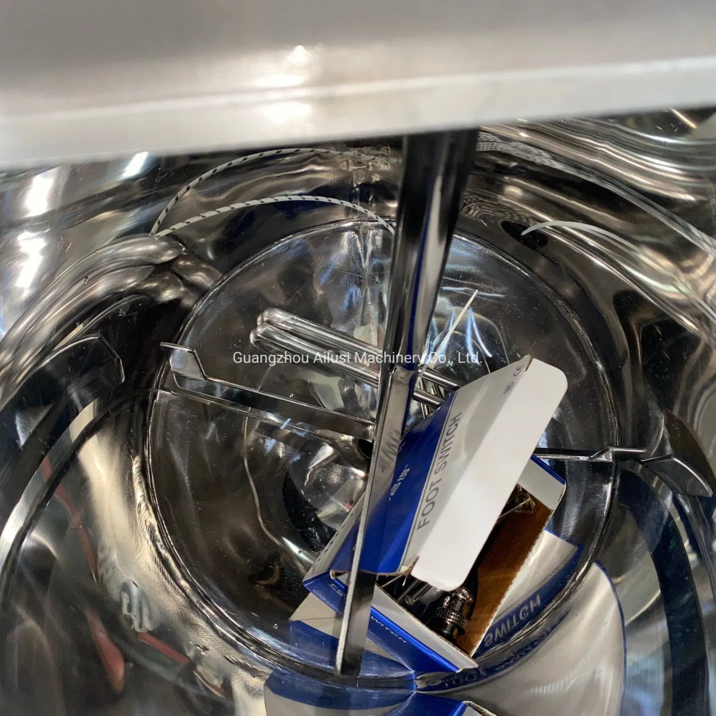 Máquina de llenado semiautomática neumática de pequeña capacidad para esmalte de uñas, máscara de pestañas, brillo labial y lápiz labial a la venta