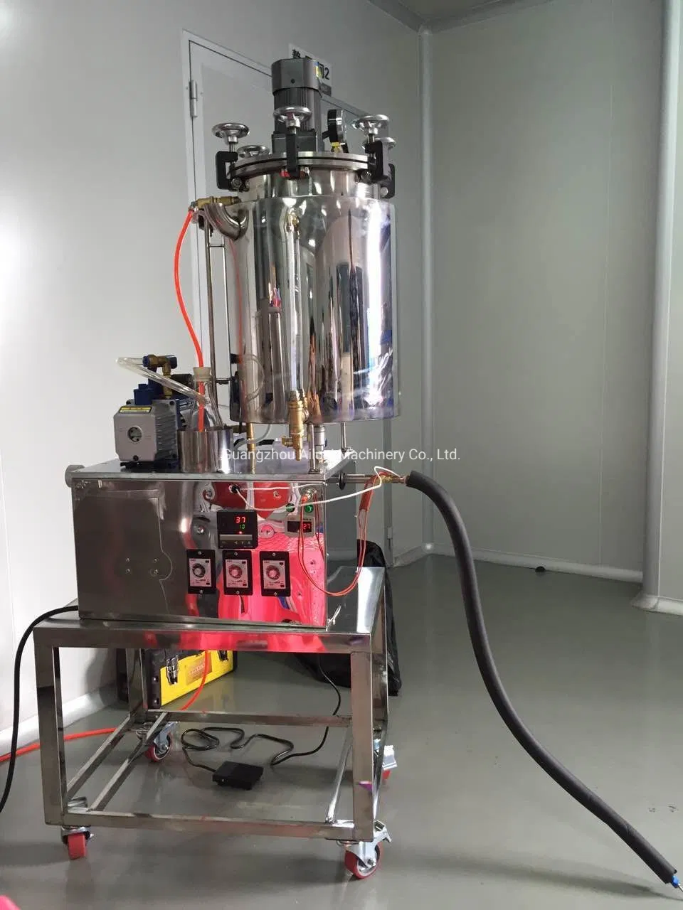 Máquina de llenado semiautomática neumática de pequeña capacidad para esmalte de uñas, máscara de pestañas, brillo labial y lápiz labial a la venta
