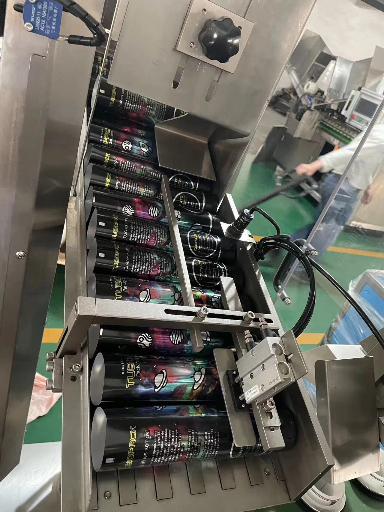 Máquina de llenado, sellado e impresión de tubos de plástico rotativos para crema de manos, protector solar, crema de maquillaje, loción cosmética y pasta