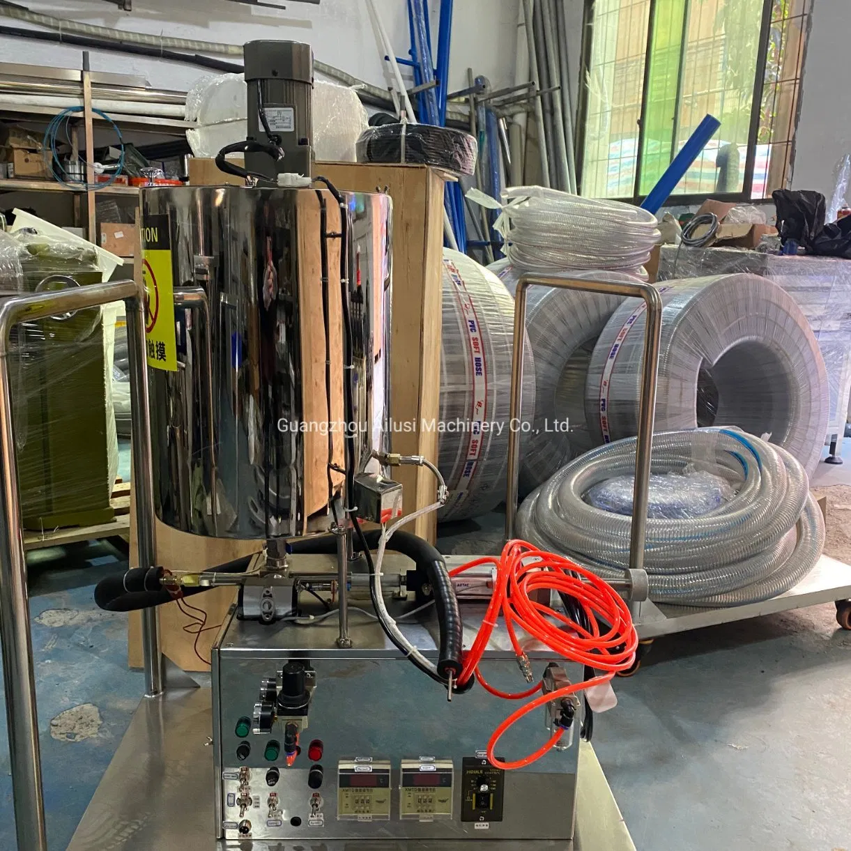Máquina de llenado semiautomática neumática de pequeña capacidad para esmalte de uñas, máscara de pestañas, brillo labial y lápiz labial a la venta