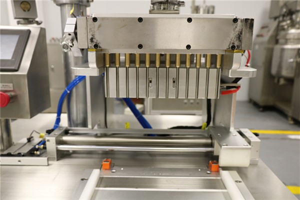 Máquina de llenado de lápiz labial semiautomática de alta calidad 12 para delineadores, bálsamos labiales, lápices labiales, línea de producción cosmética de lápiz labial sólido y líquido manual