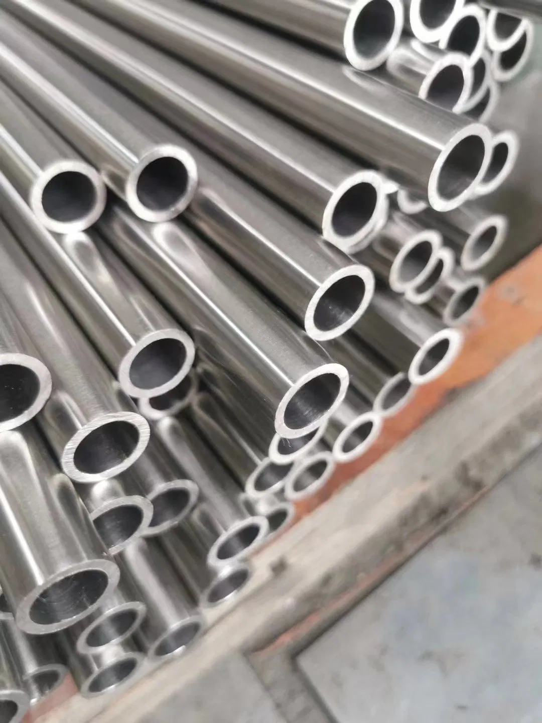 Professional Sanitary Grade S2205 S31803 316L 304 Super Duplex Stainless Steel Circle Product Pipe Seamless Bright Mirror Tube Price Wholesale Market