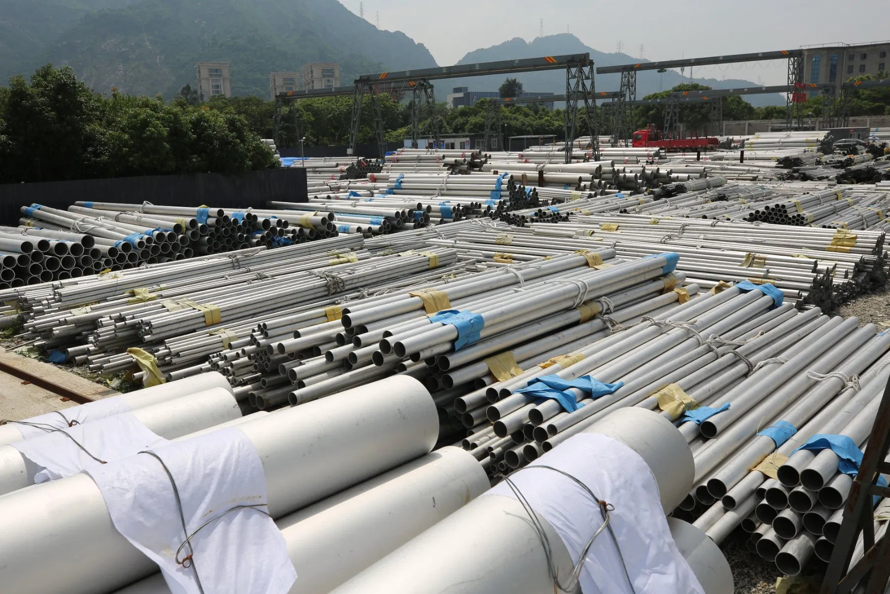 Polished/Hairline Surface Round Seamless/Welded Ss AISI 304/304L/316/316L/201/309S/310S/2205/904L Stainless Steel Pipe/Tube