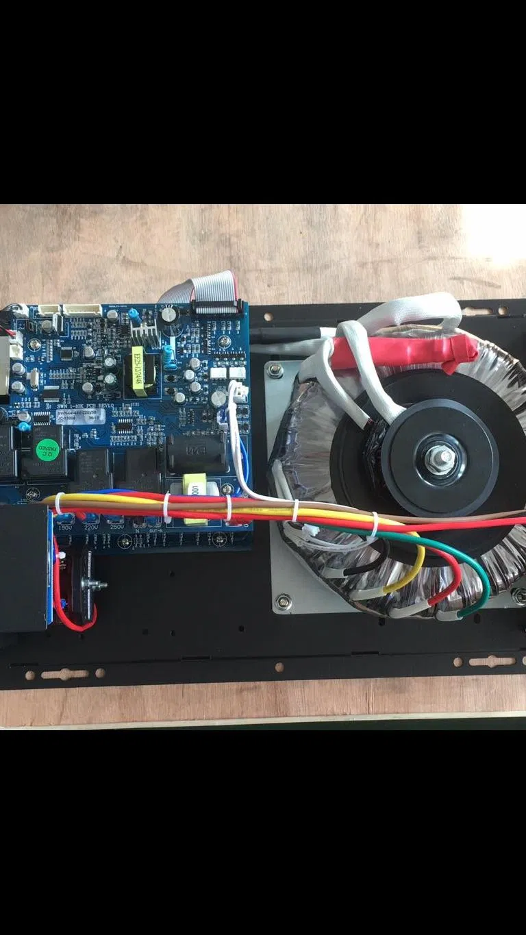 نظام عاكس الطاقة الشمسية الهجين على الشبكة وخارجها بتردد منخفض مع موجة جيبية نقية 1kw - 12kw عاكسات مزودة بوحدة تحكم MPPT مدمجة ومحولات عزل