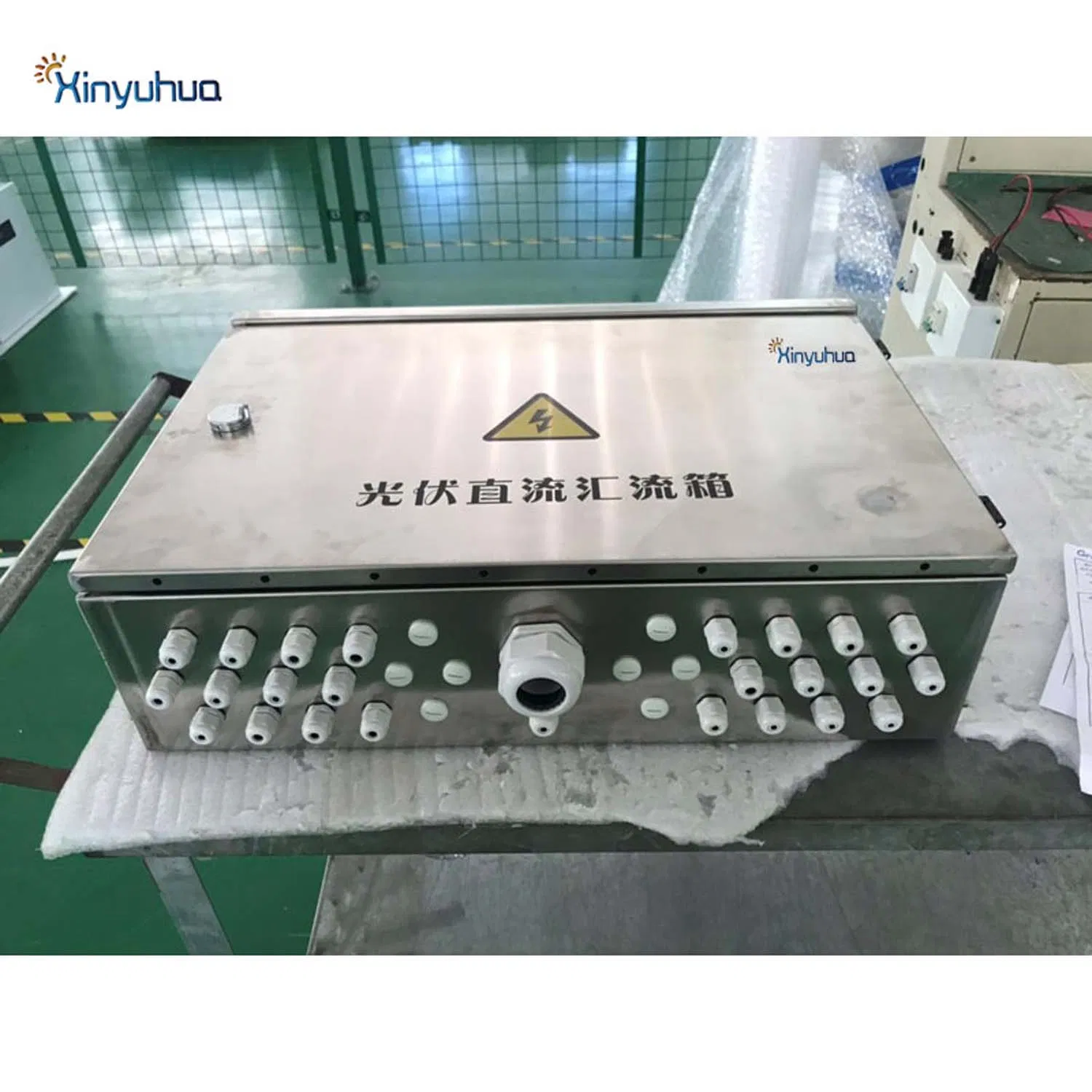 شهادة CE IEC صندوق تجميع الطاقة الشمسية DC 1000V 1500V مثبت على الحائط 8 في 1 خارج 2 سلاسل صندوق تقاطع الطاقة الشمسية