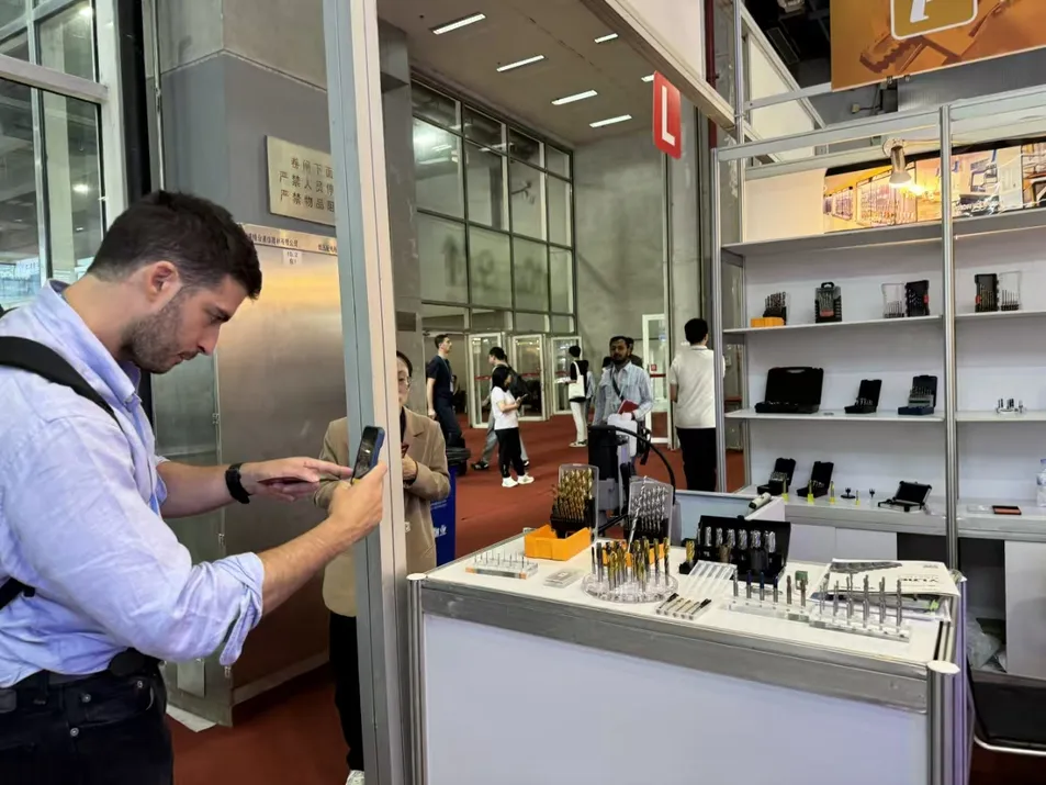 Interação com Clientes no Estande da Feira