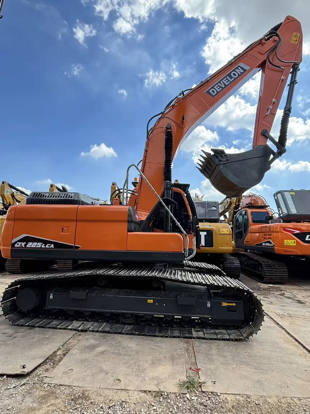 New Develon 22t Hydraulic Excavator Dx225 for Efficient Excavation