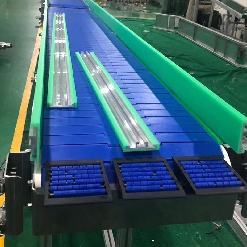 Linear Plastic Chain Conveyor System with Modular Construction for Efficient Product Transport and Flexible Material Handling