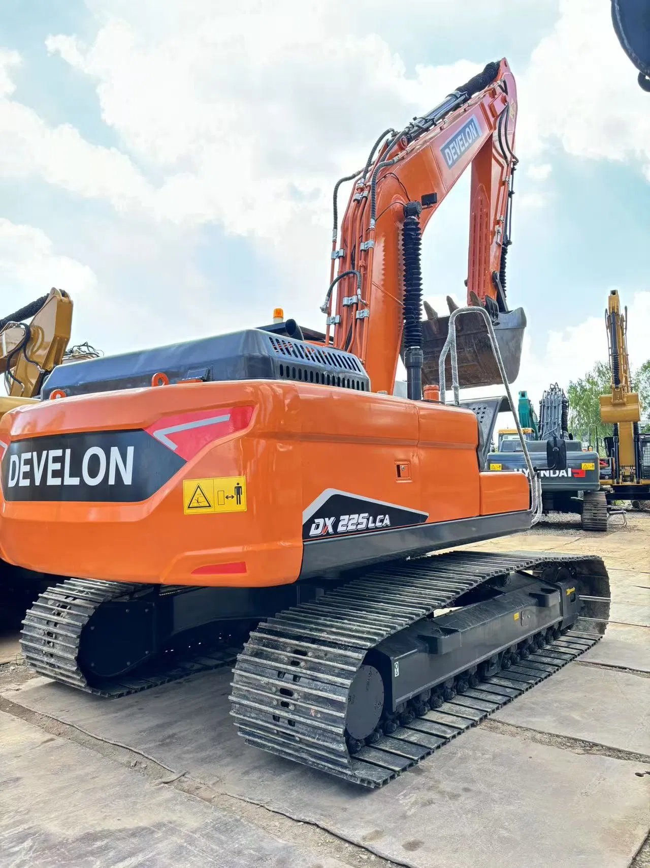 New Develon 22t Hydraulic Excavator Dx225 for Efficient Excavation