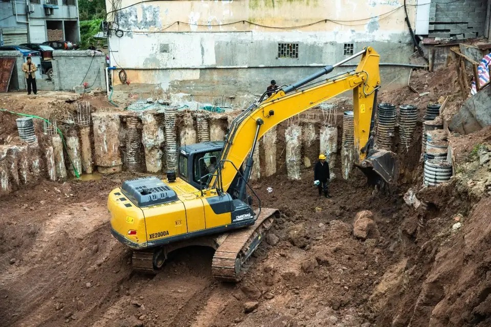 China New Construction Mini Small Wheel Backhoe Excavation Machine 20 Ton Hydraulic Track Digger Excavator Xe200da Heavy Equipment Crawler Excavator for Sale