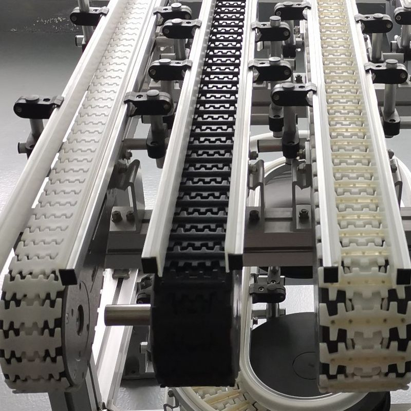 Linear Plastic Chain Conveyor System with Modular Construction for Efficient Product Transport and Flexible Material Handling