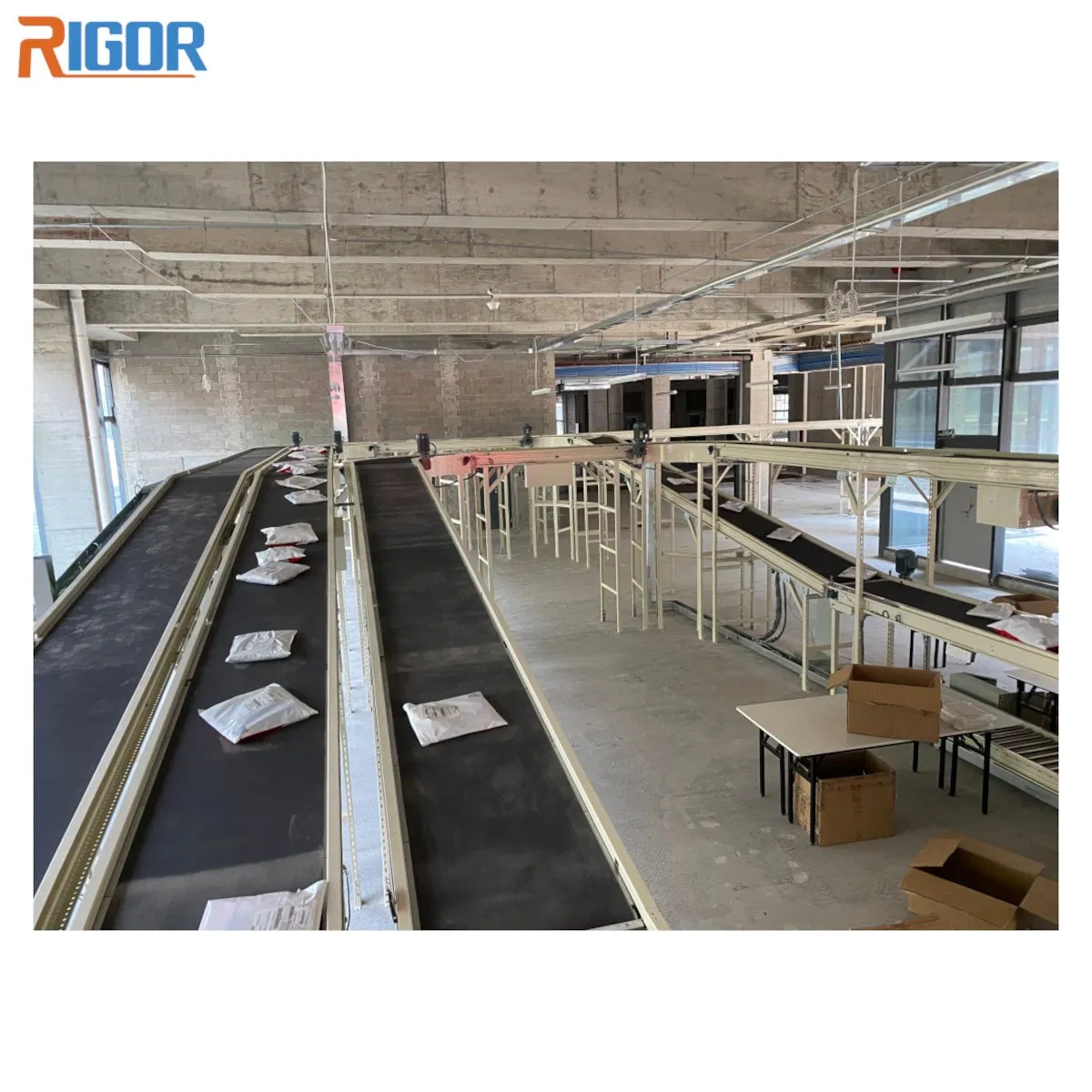 Efficient Industrial Conveyor System for Streamlined Material Handling