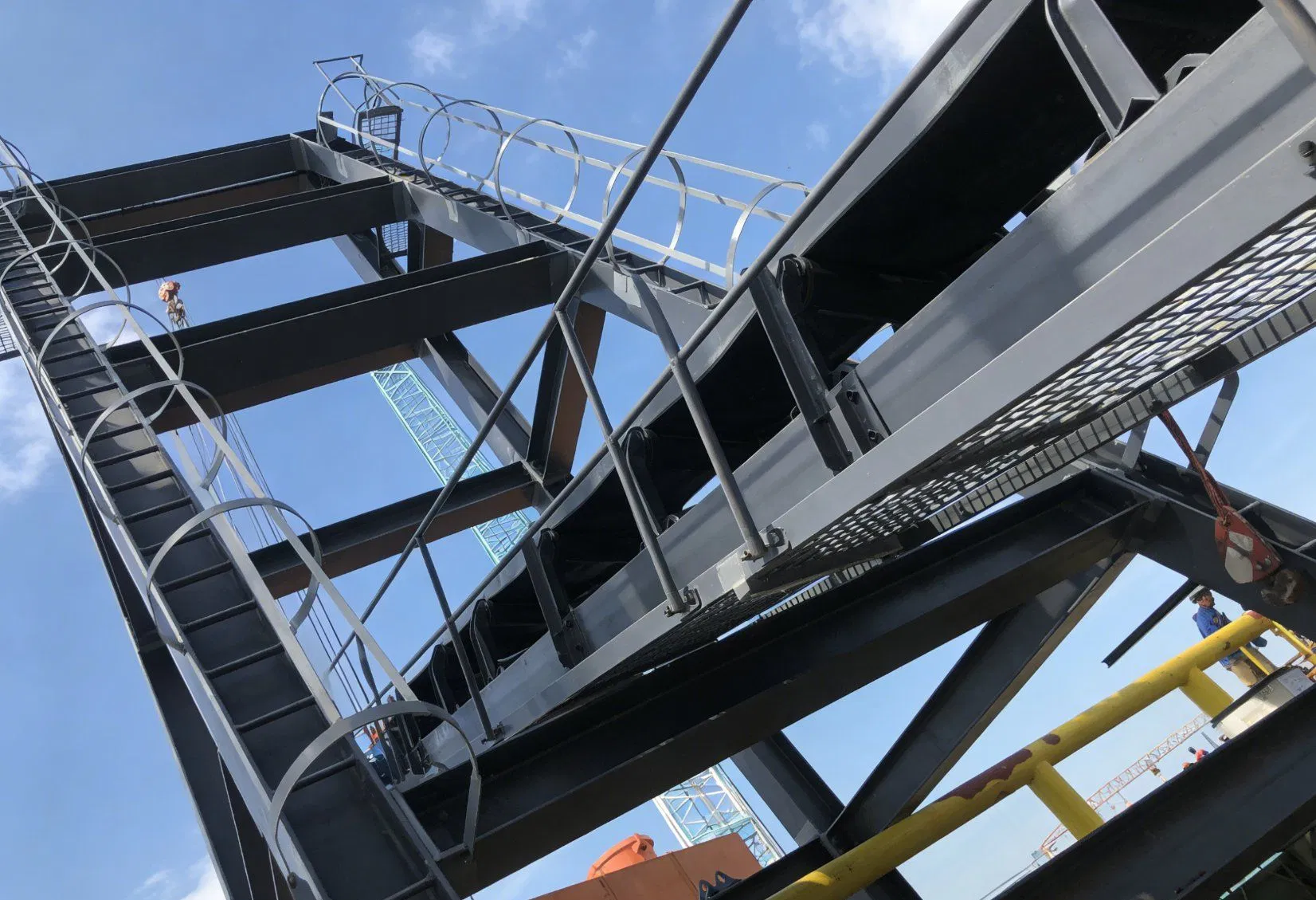 Advanced Lifting Customized Automatic Conveyor System for Heavy Industrial Material Handling