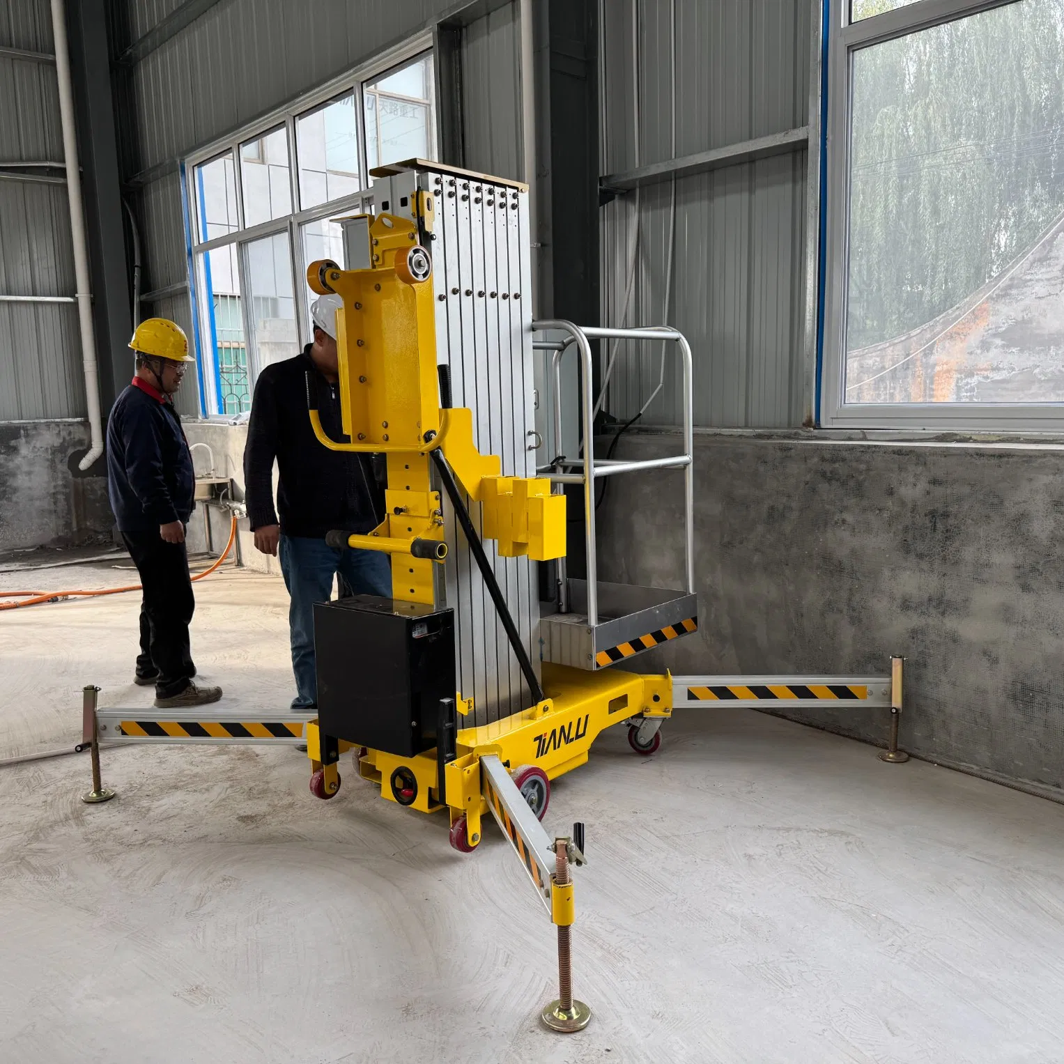 Portable Indoor Aerial Work Platform with Aluminum Telescopic Mast