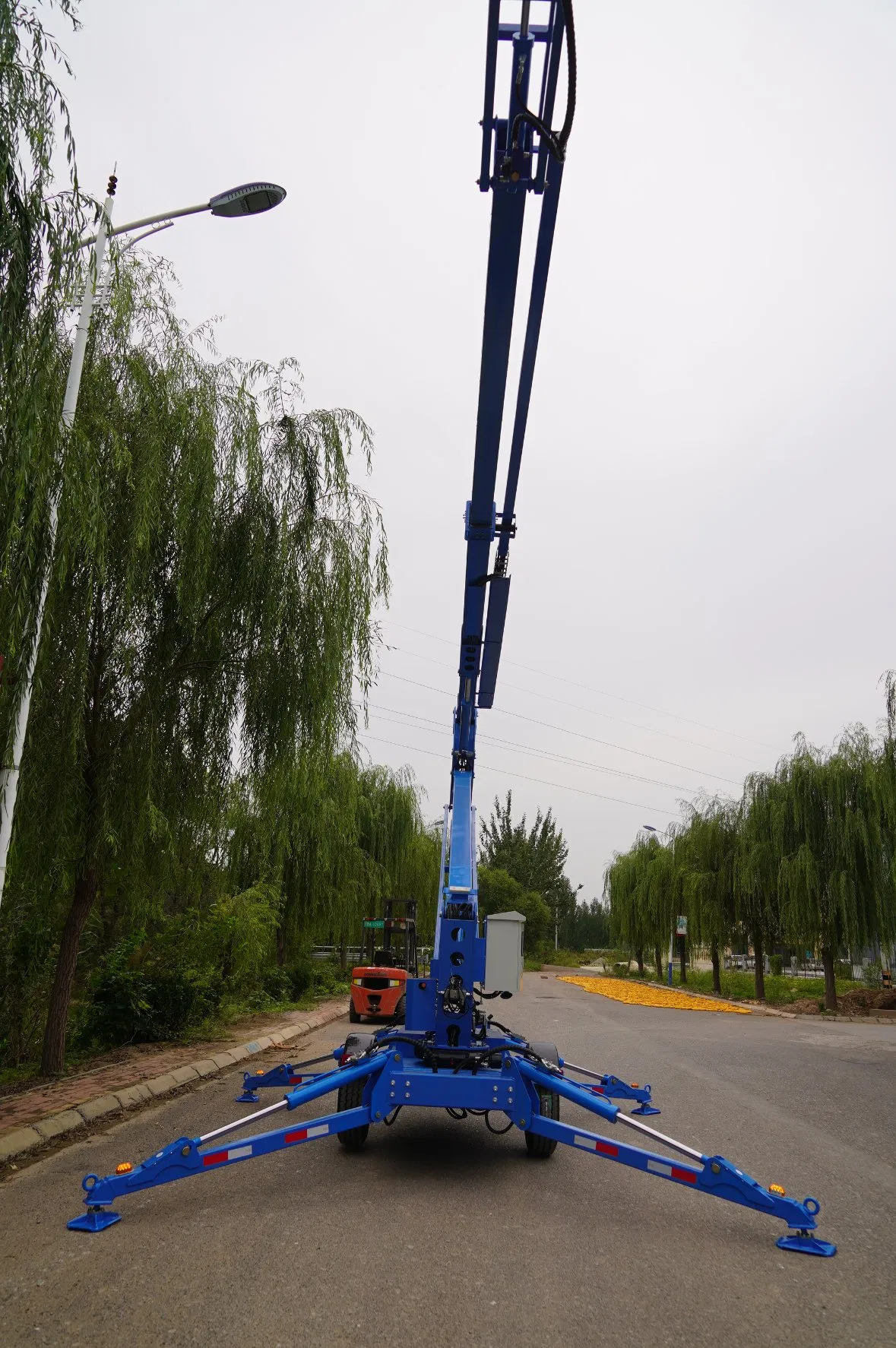 Small Trailer Mounted Folding Arm Boom Lift Aerial Work Platform with Outdoor Use