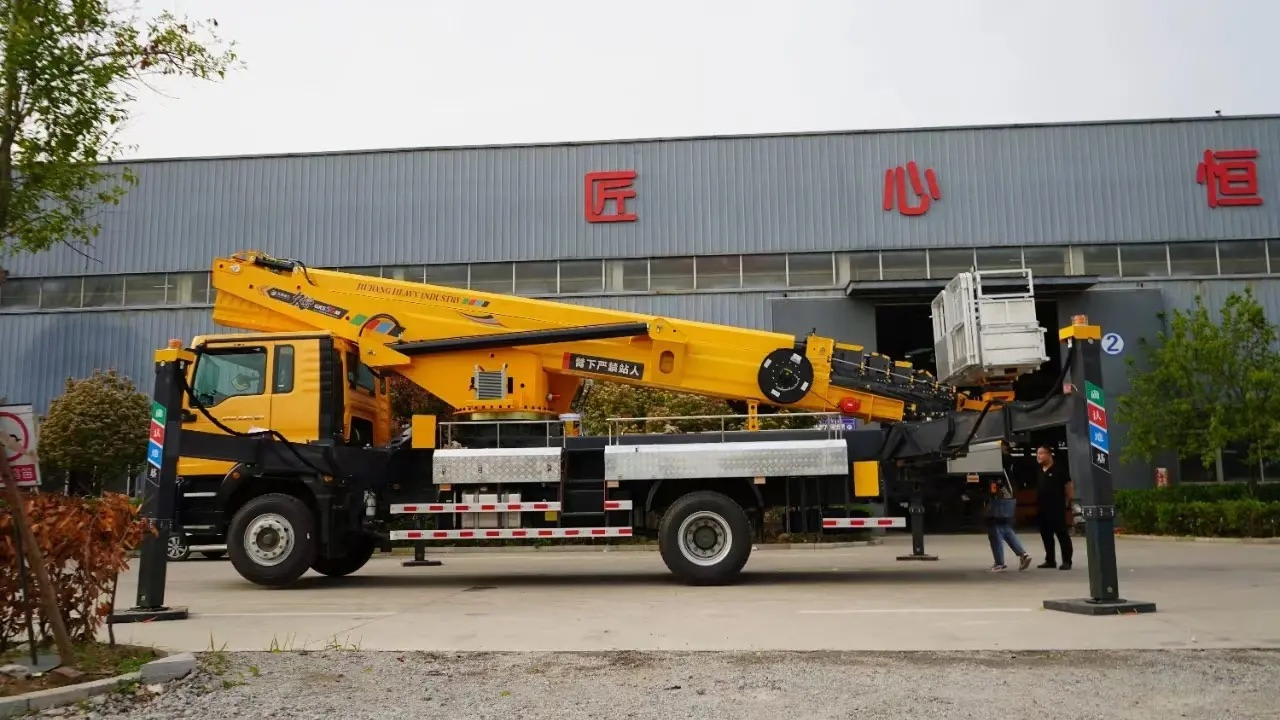Articulating Boom Lift Compact Aerial Work Platform on Dongfeng Chassis Ideal for Urban Maintenance