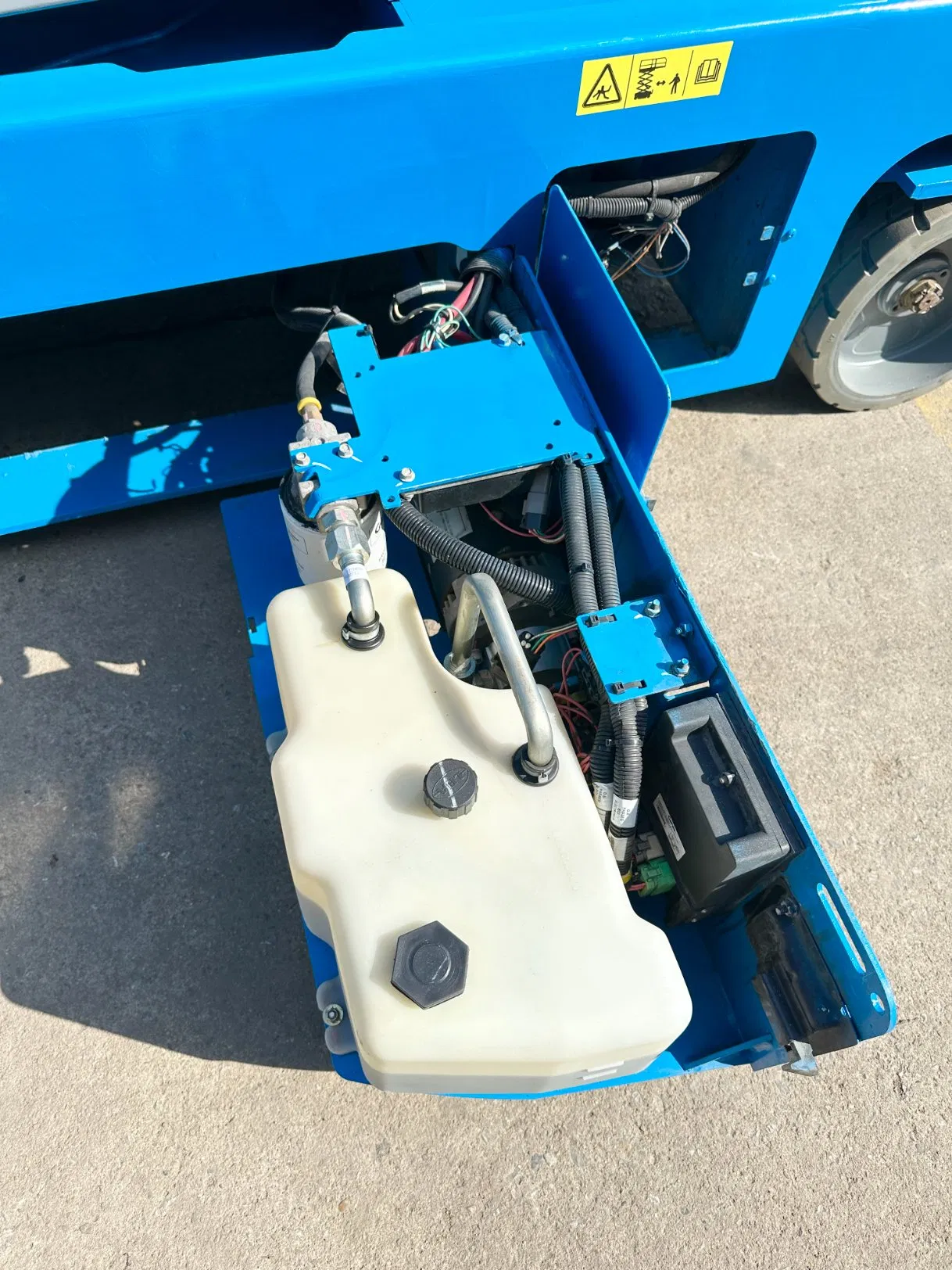 Cost-Effective Auto-Scissor Indoor-Outdoor Aerial Work Platform