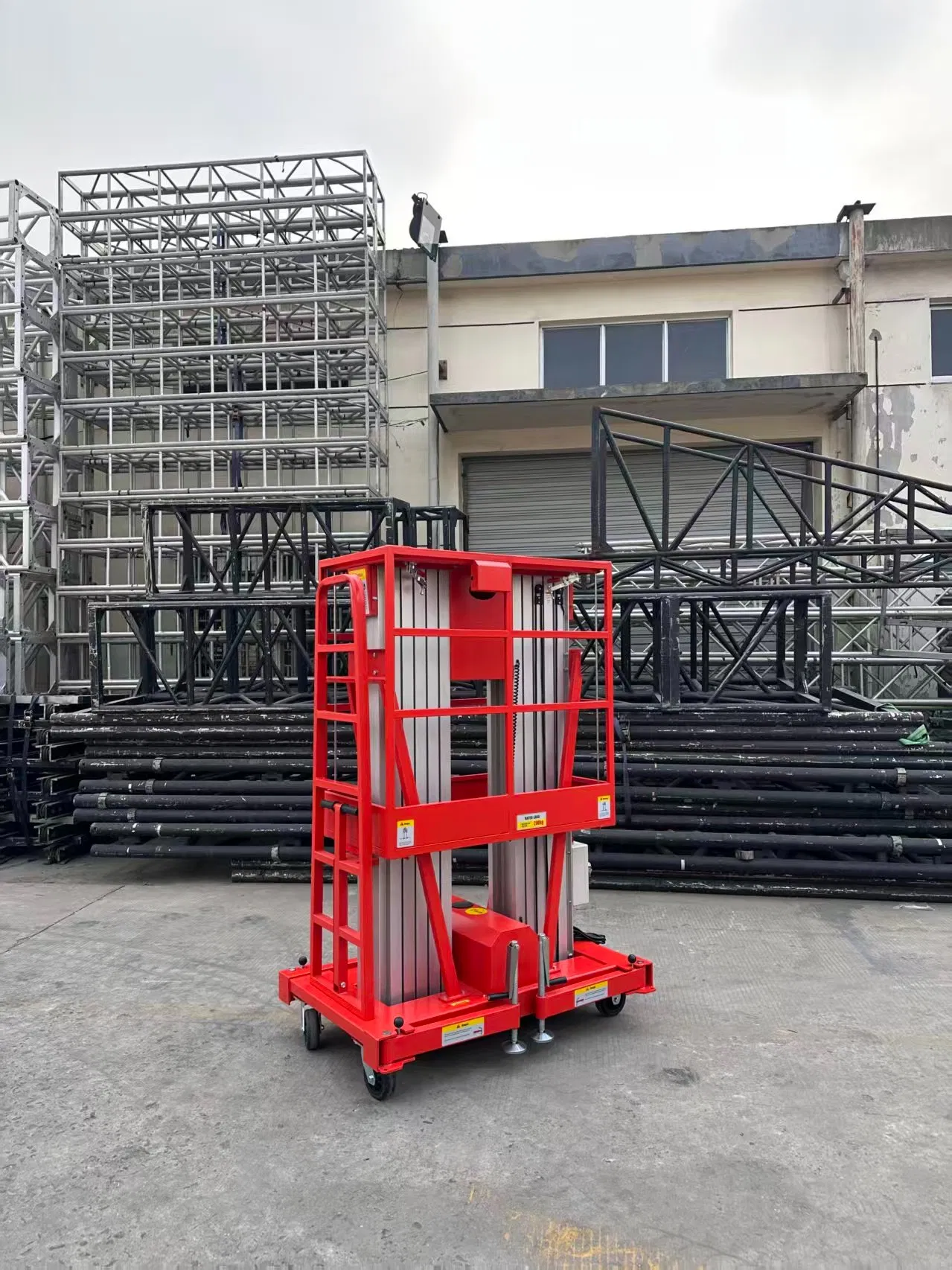 Double Mast 12m Yellow Platform Height Manual Pushing Vertical Lift