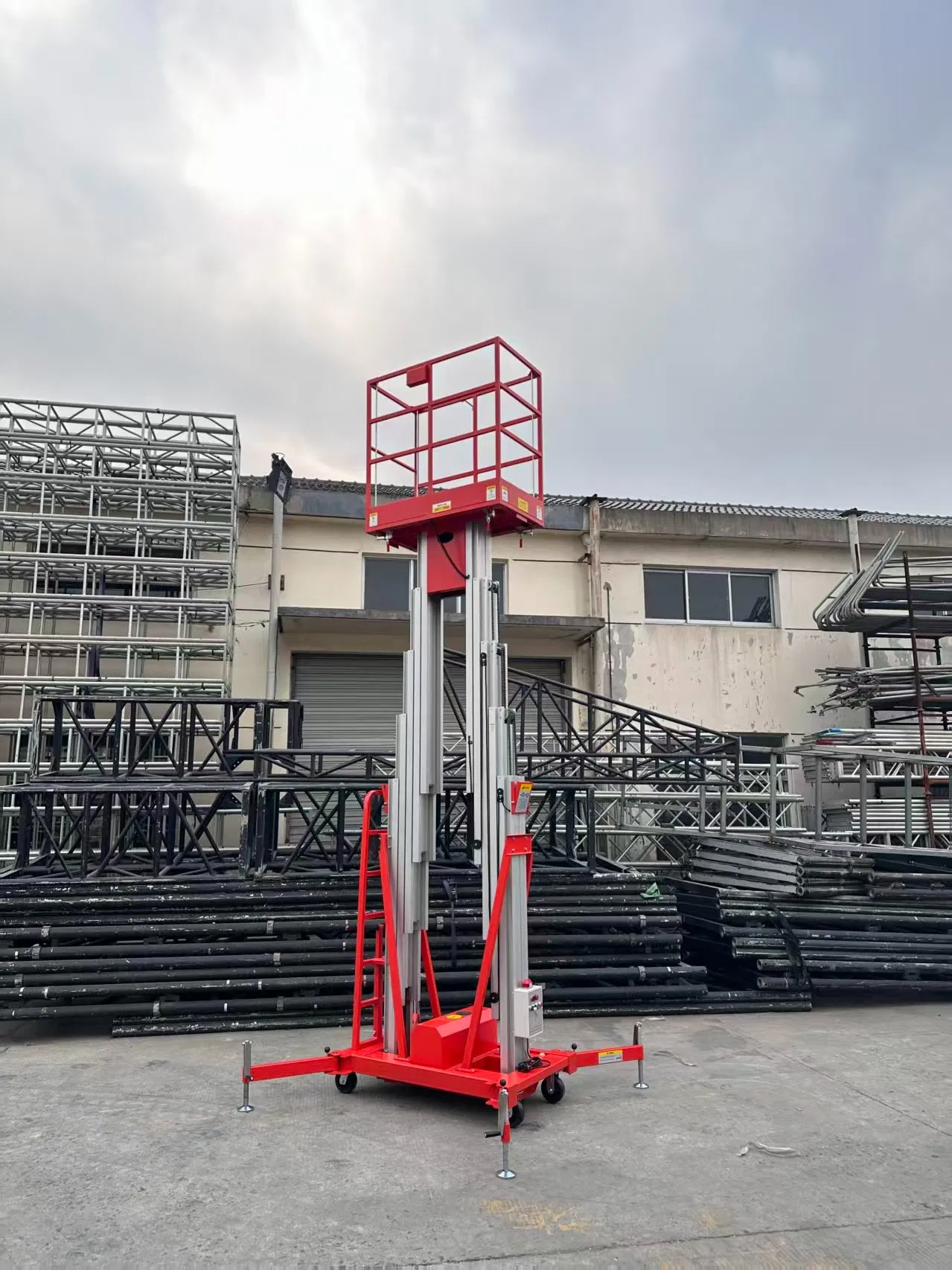 Double Mast 12m Yellow Platform Height Manual Pushing Vertical Lift