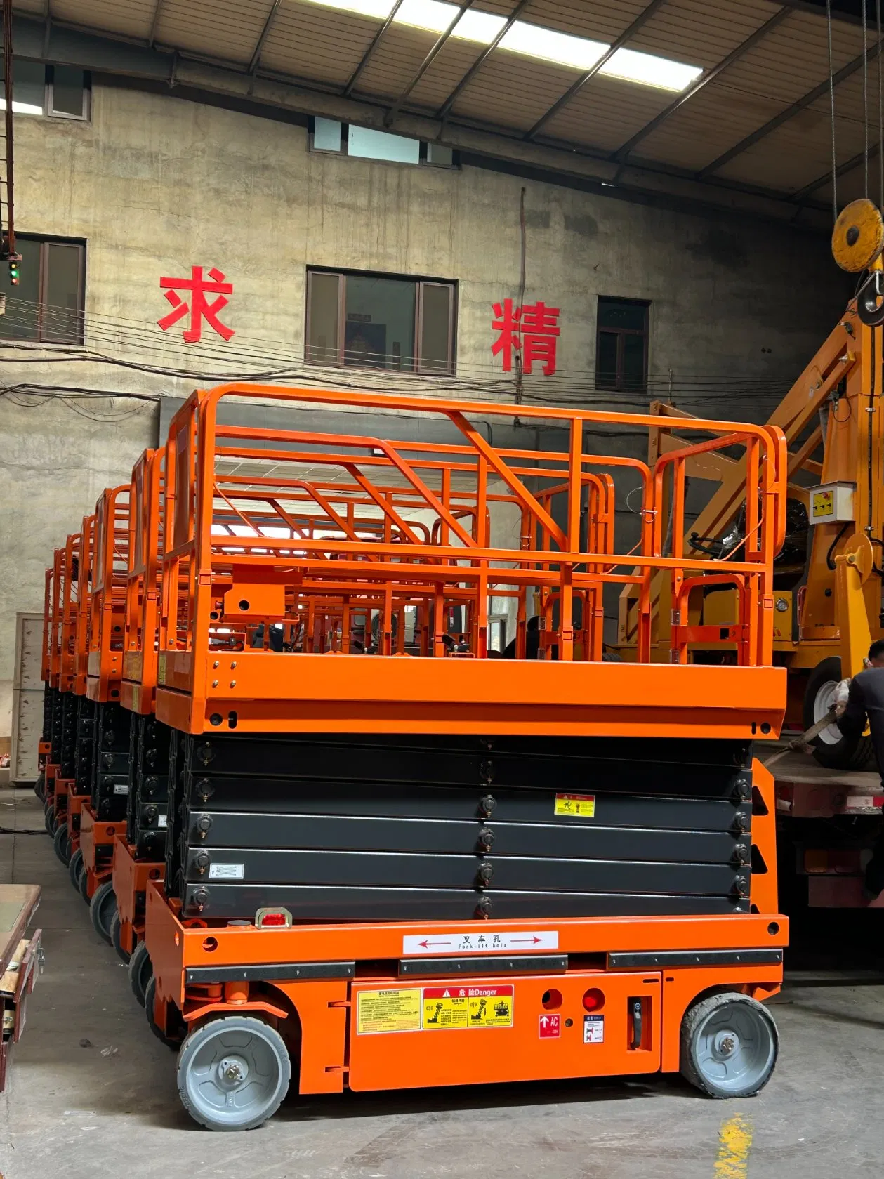 4m 8m 10m 12m 16m Wheeled Aerial Work Lift Vehicle Truck Mounted Scissor Hydraulic Lift Platform Mobile Lifter Scaffolding Electric