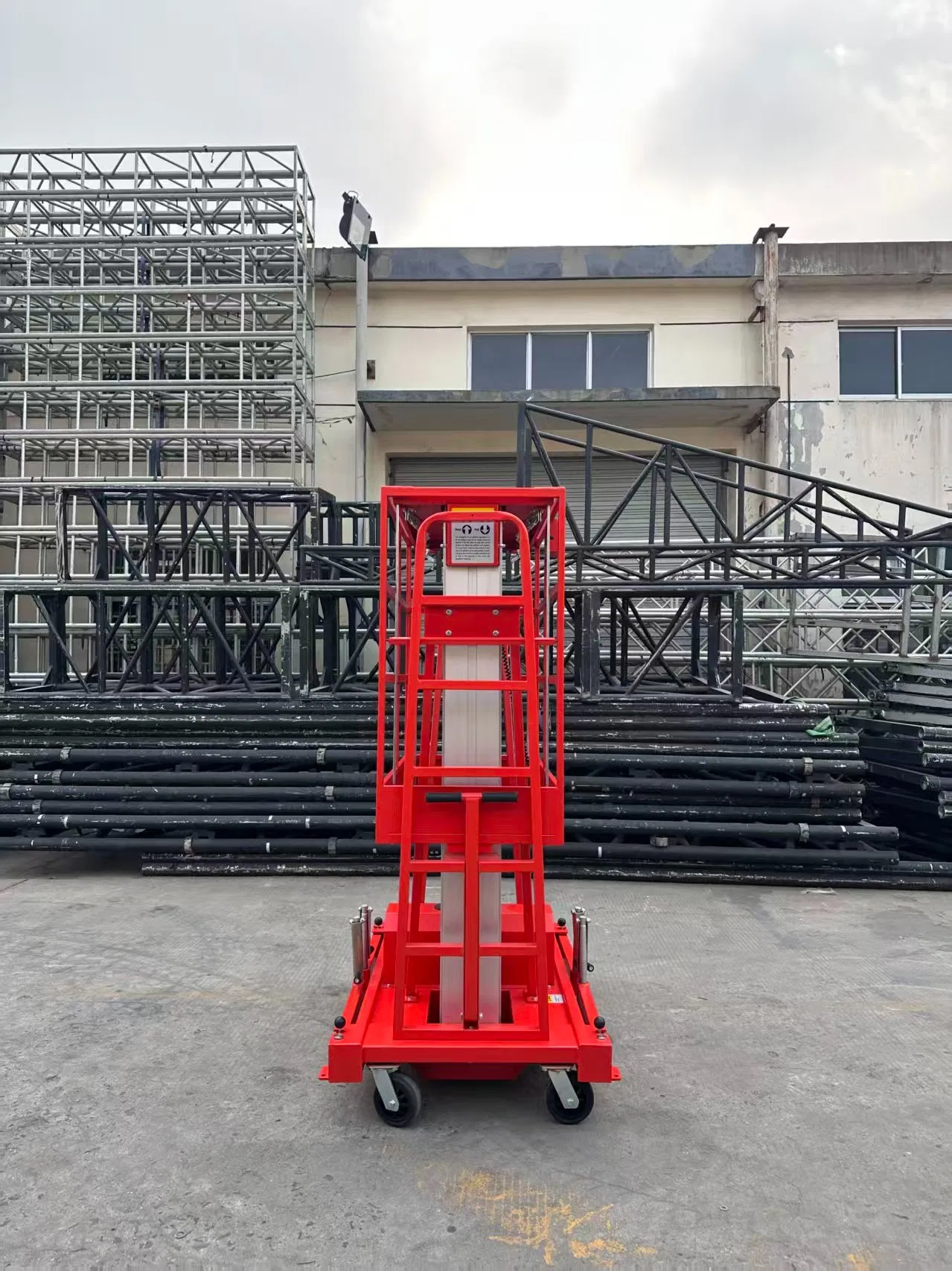 Double Mast 12m Yellow Platform Height Manual Pushing Vertical Lift