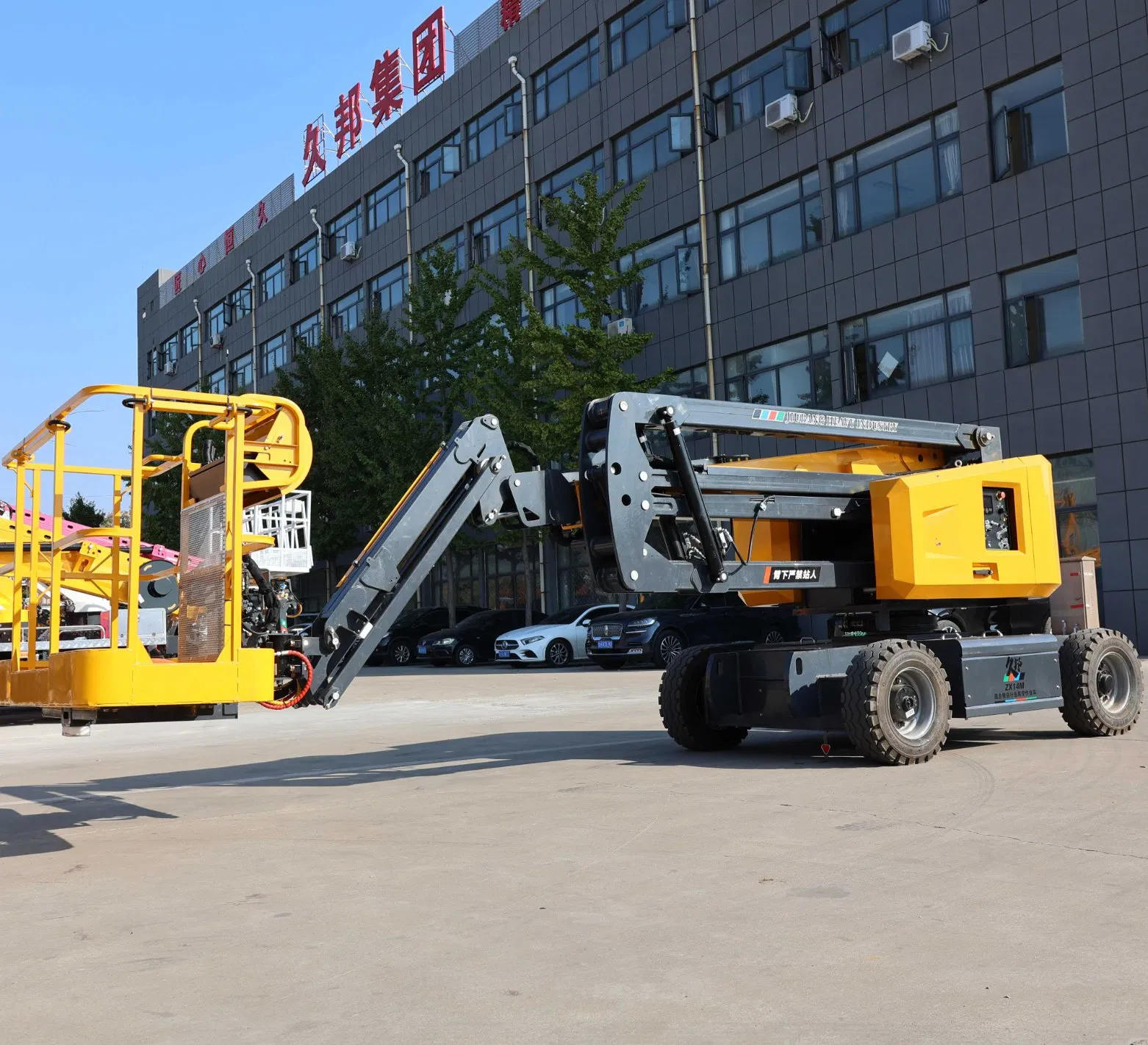 Versatile Self-Propelled Electric Boom Lift for Aerial Work