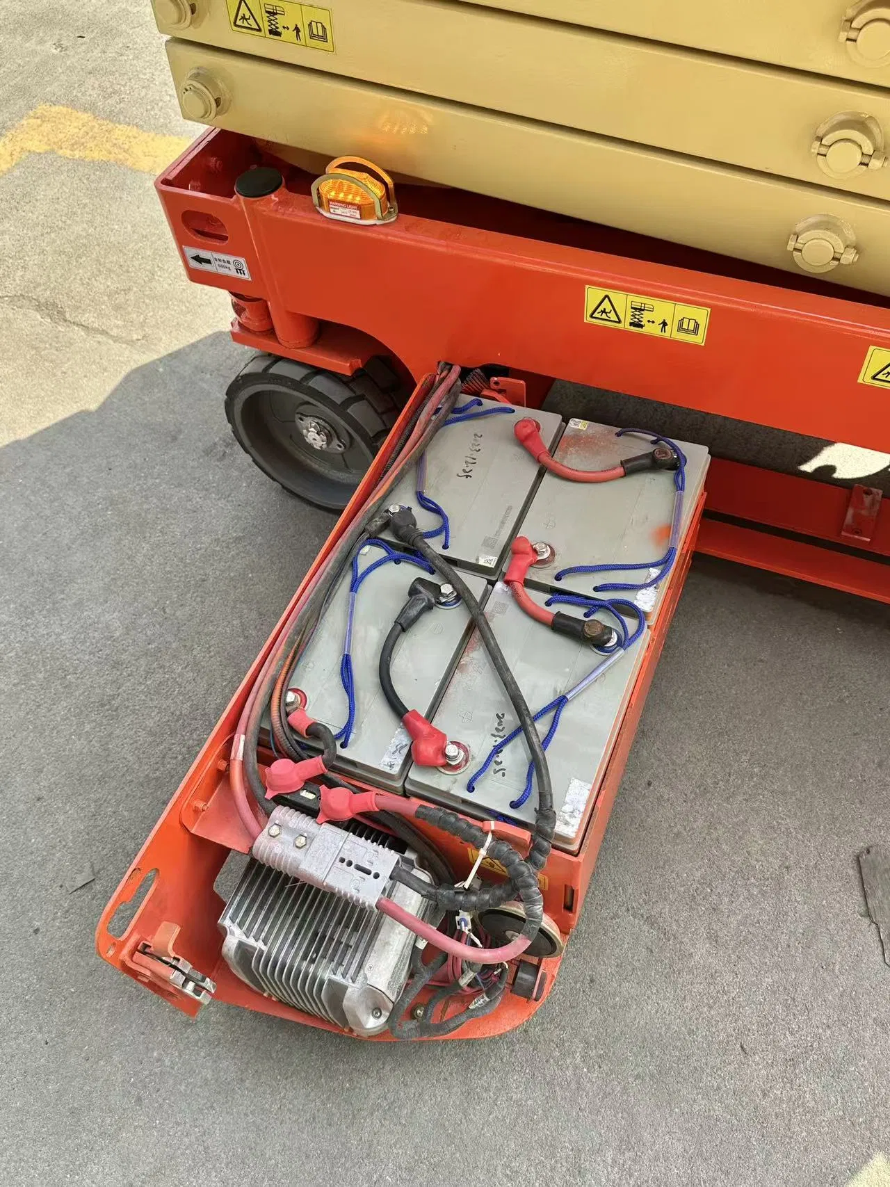 Efficient Electric Self-Propelled Indoor-Outdoor Aerial Work Platform