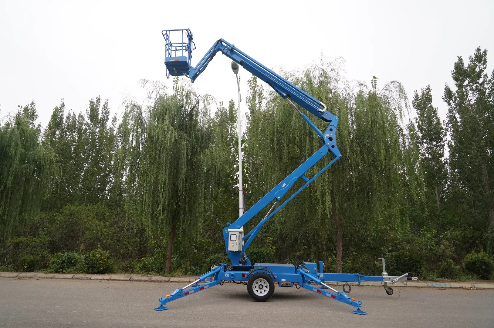 Small Trailer Mounted Folding Arm Boom Lift Aerial Work Platform with Outdoor Use