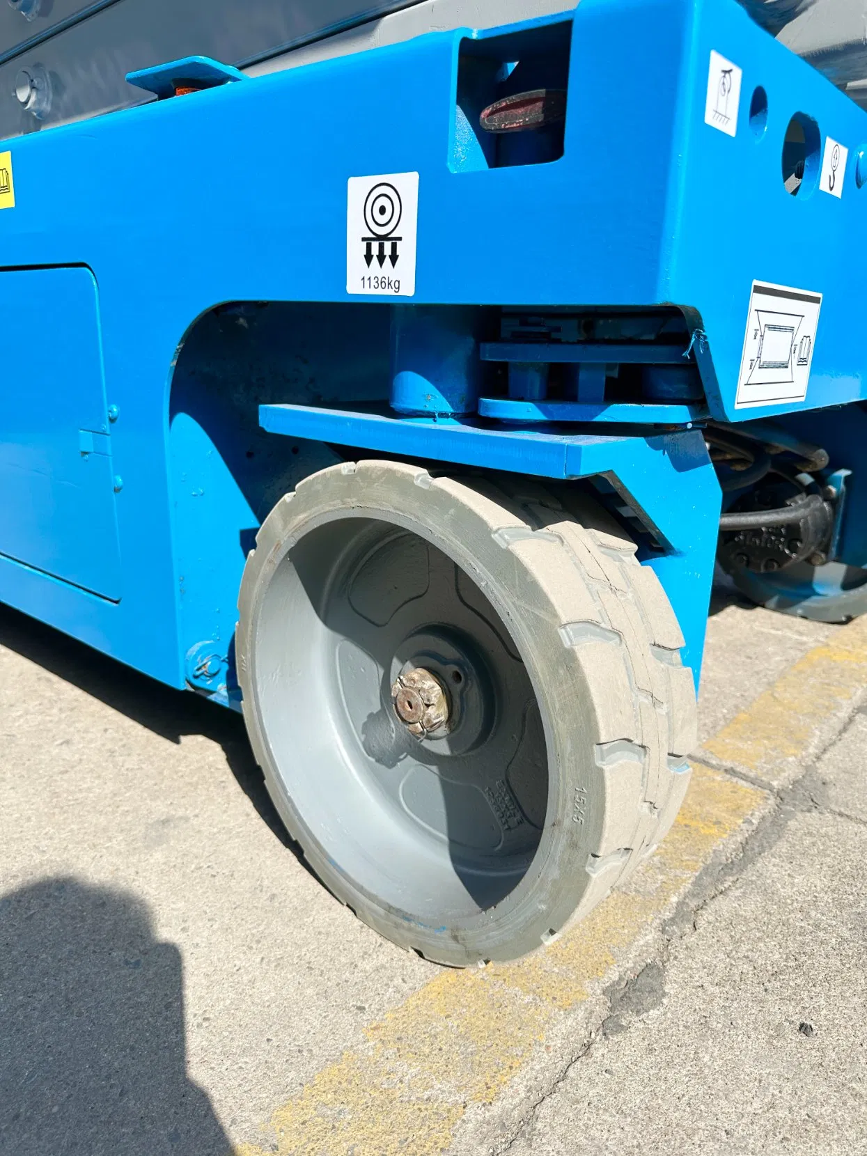 Cost-Effective Auto-Scissor Indoor-Outdoor Aerial Work Platform