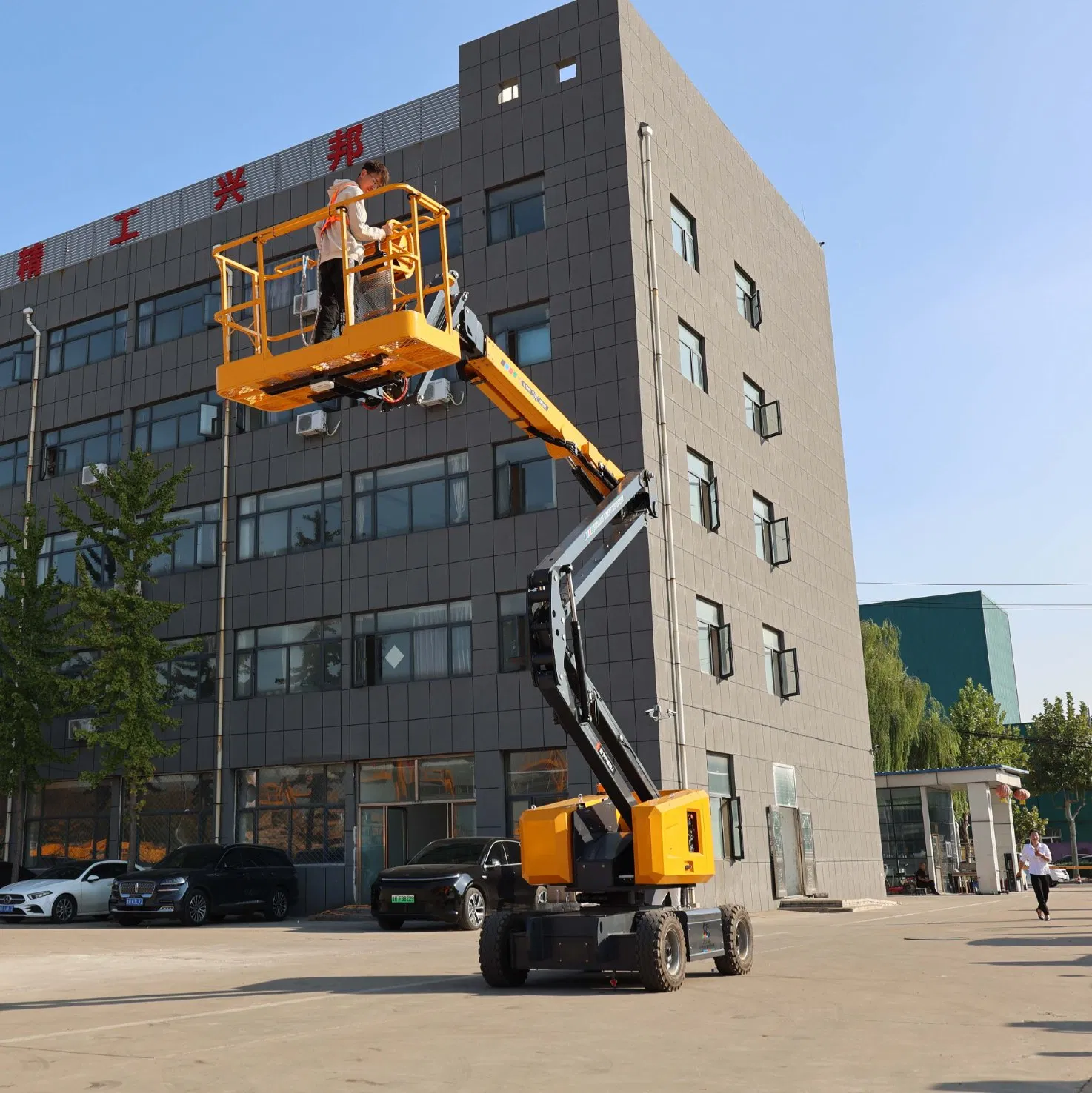 Versatile Self-Propelled Electric Boom Lift for Aerial Work