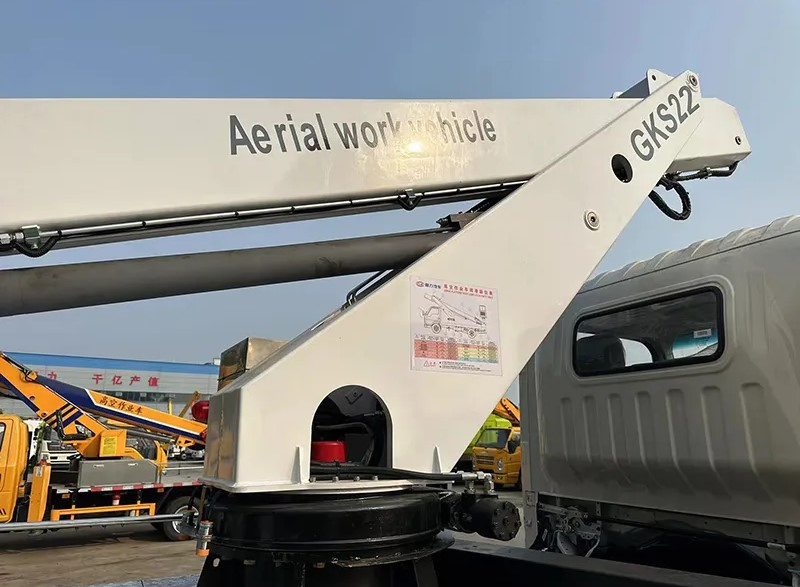 HOWO 22m Truck Mounted Boom Lift Aerial Work Platform Cherry Picker