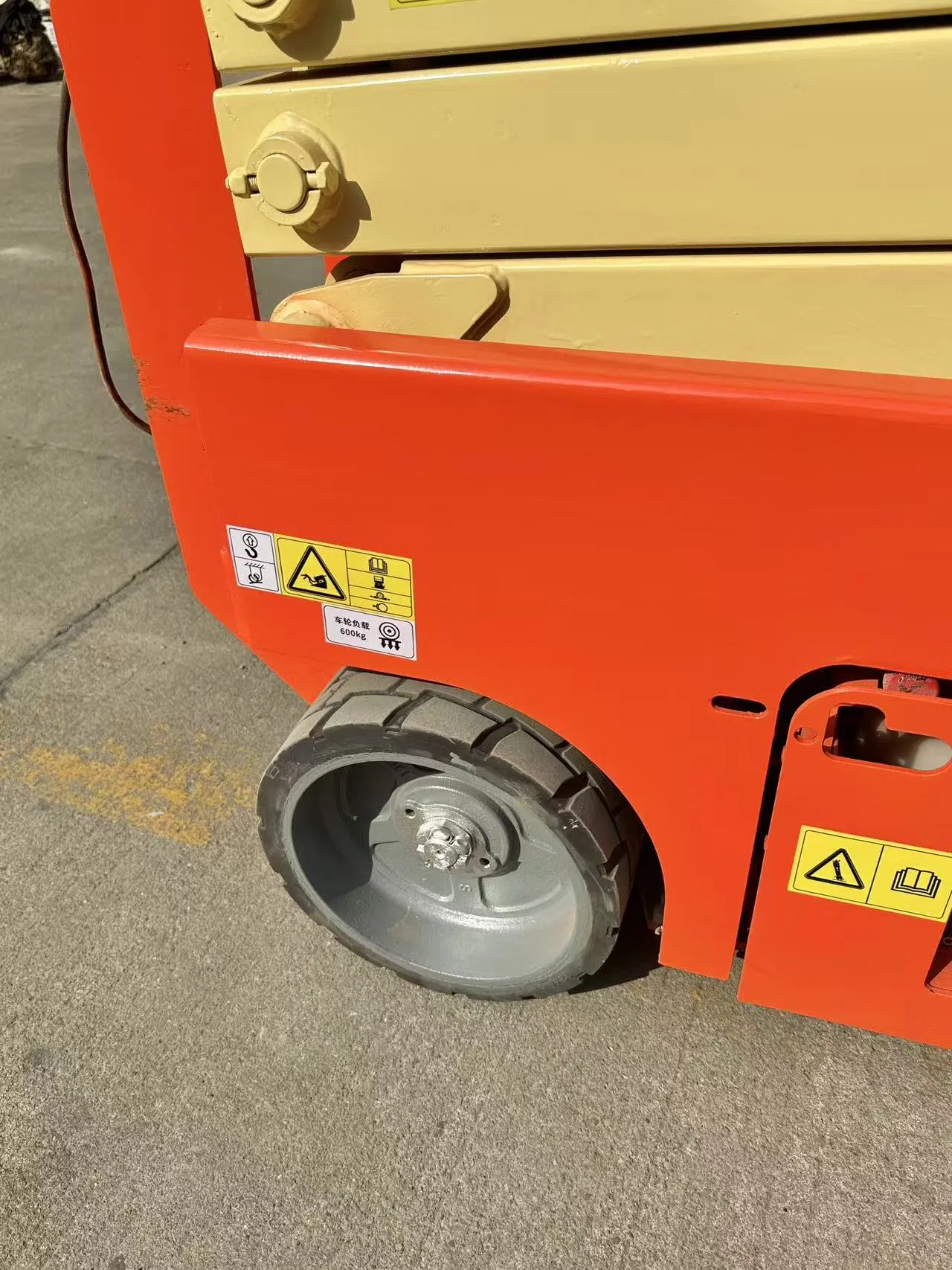 Efficient Electric Self-Propelled Indoor-Outdoor Aerial Work Platform