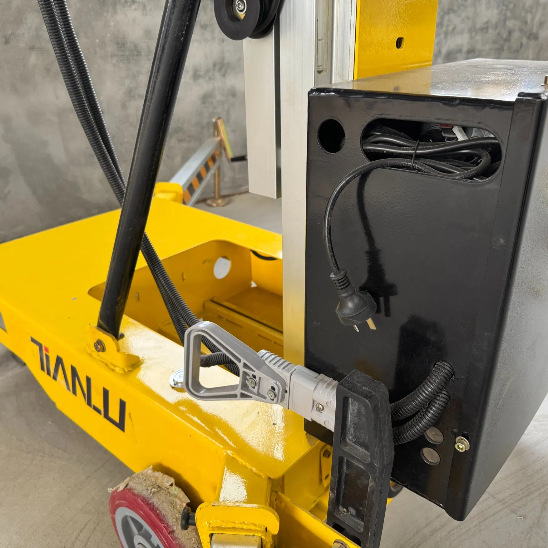 Manual Push Aluminum Mast Man Lift for Indoor Maintenance