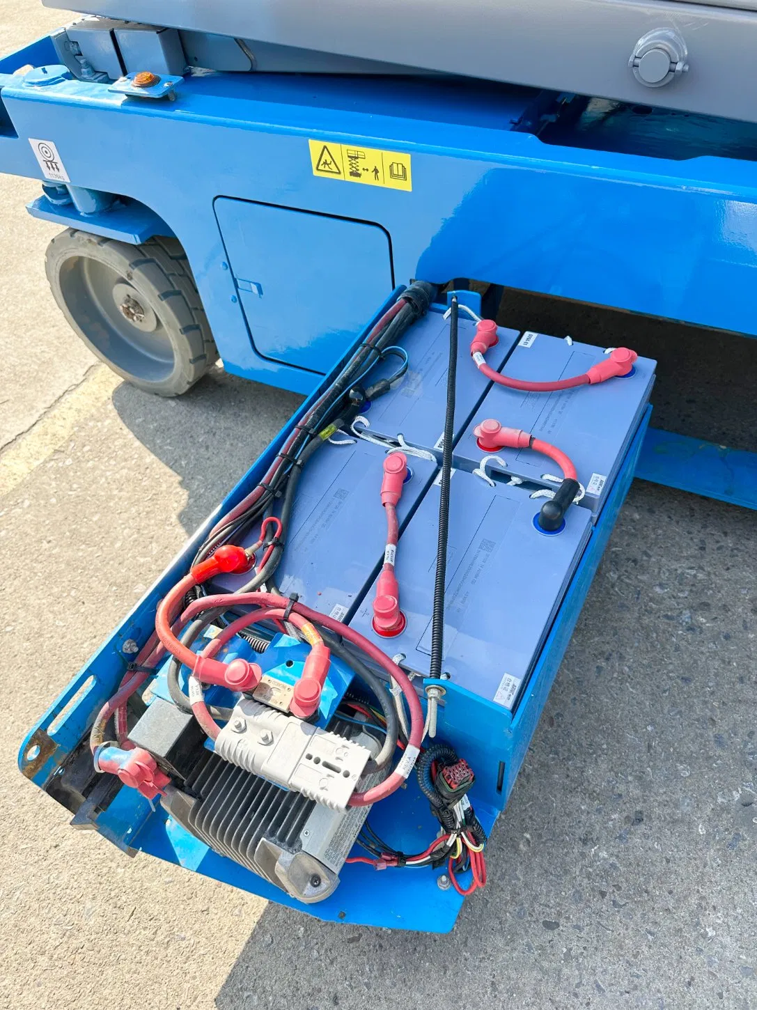 Cost-Effective Auto-Scissor Indoor-Outdoor Aerial Work Platform