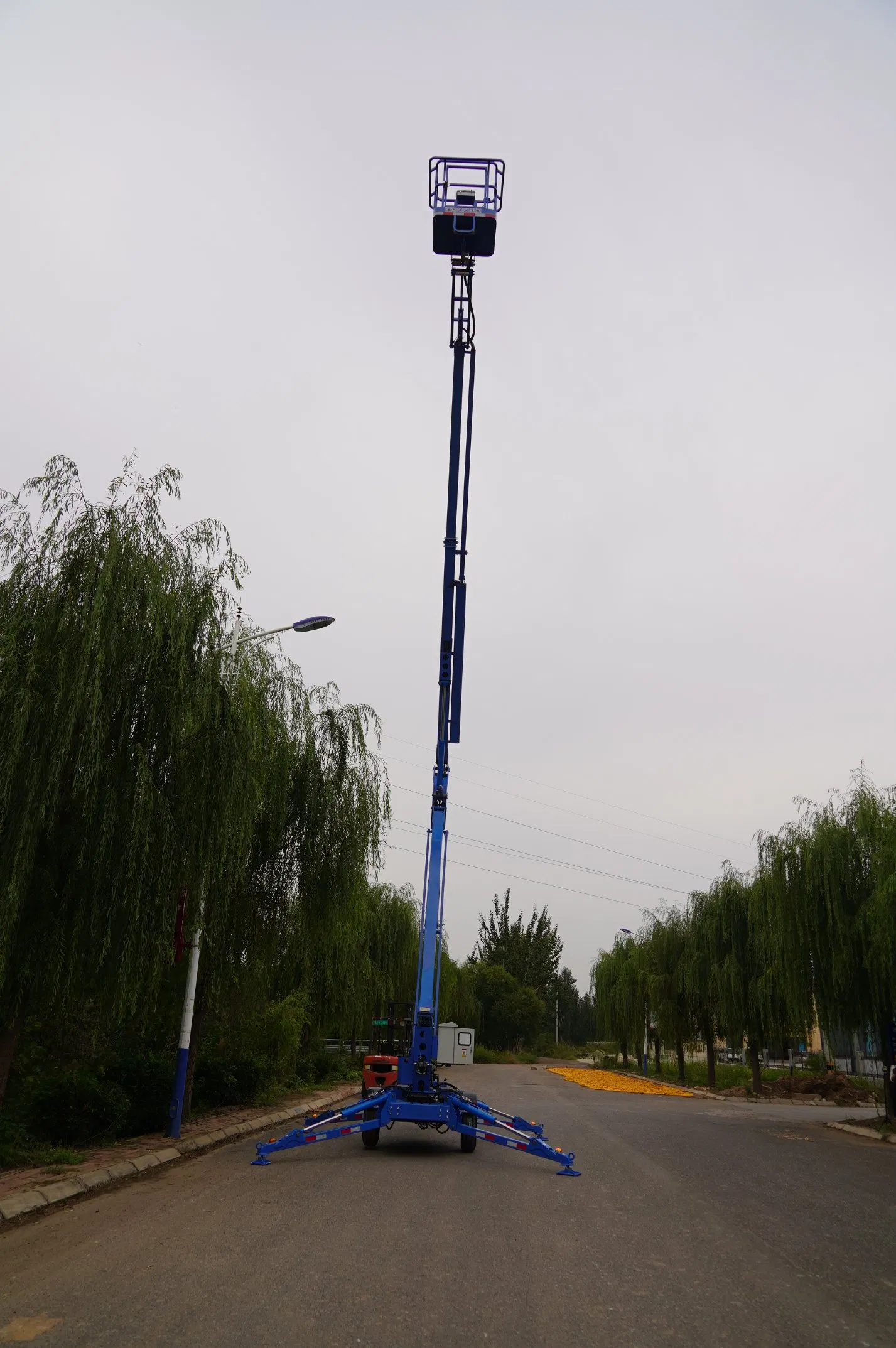 Small Trailer Mounted Folding Arm Boom Lift Aerial Work Platform with Outdoor Use