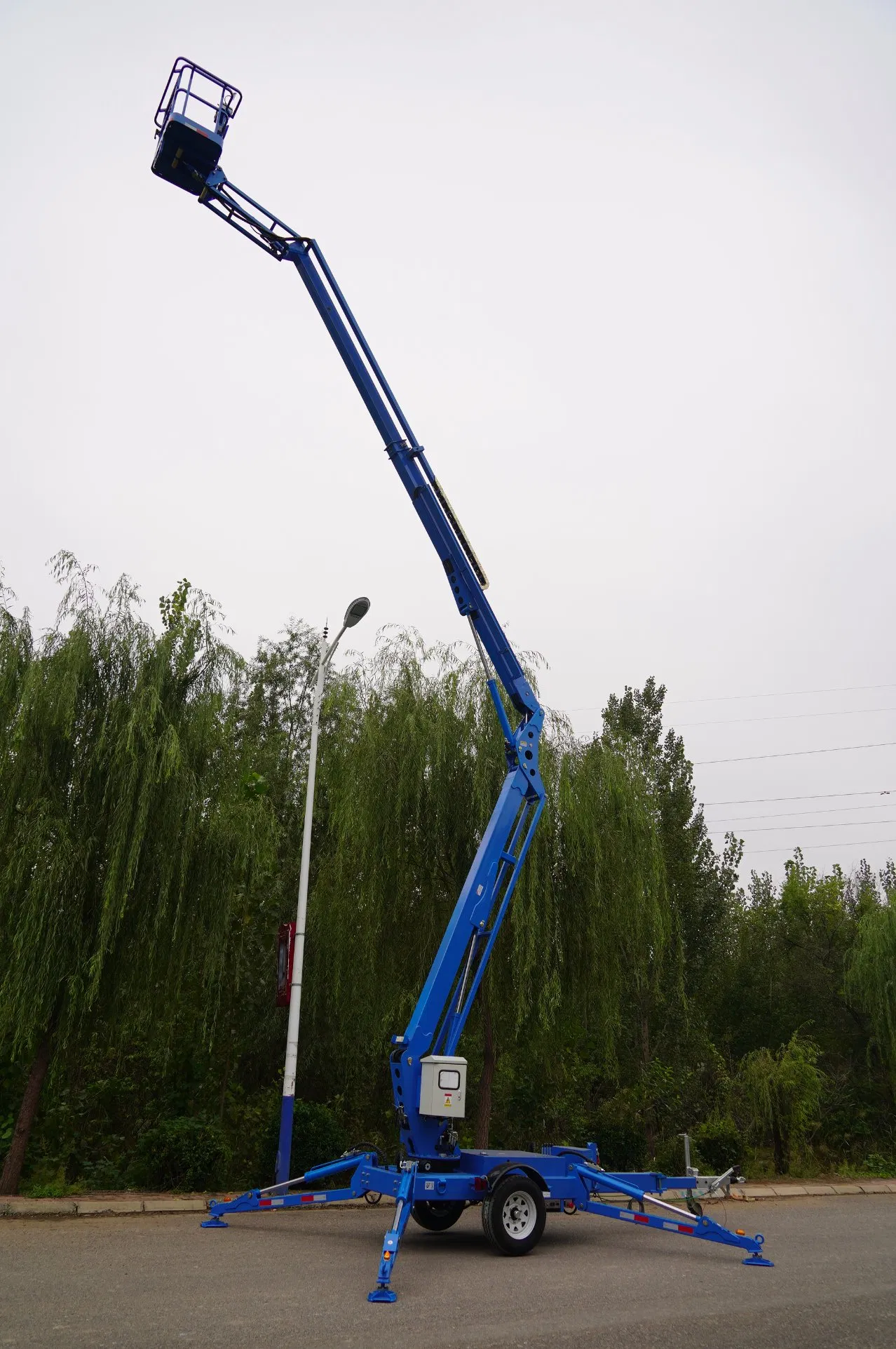 Small Trailer Mounted Folding Arm Boom Lift Aerial Work Platform with Outdoor Use