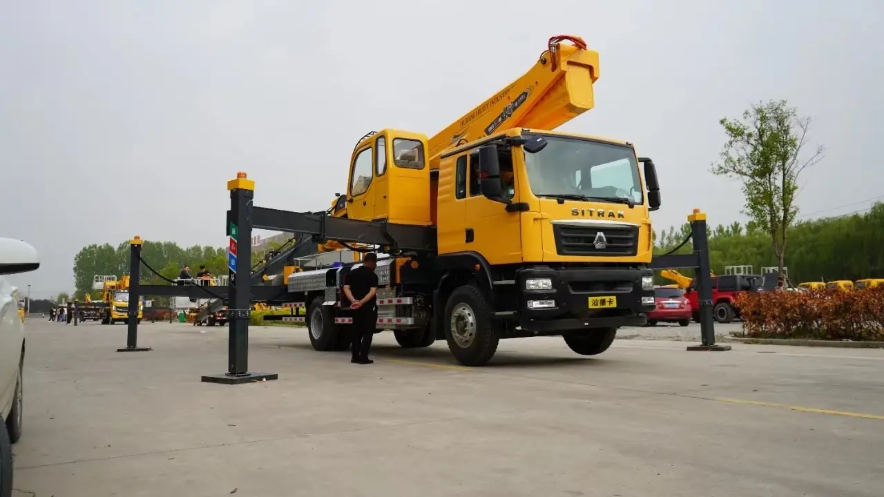Articulating Boom Lift Compact Aerial Work Platform on Dongfeng Chassis Ideal for Urban Maintenance