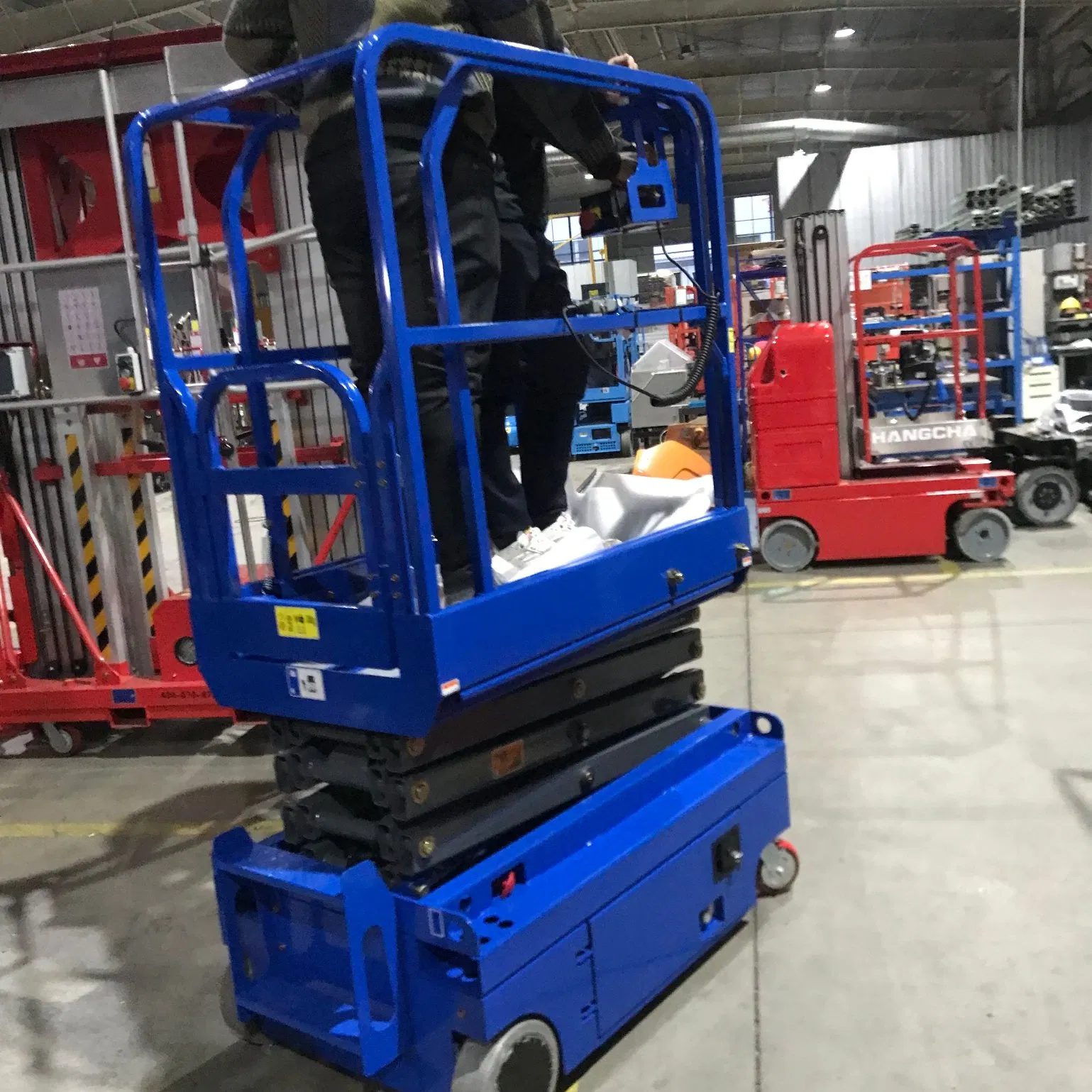 15m Diesel Rough Terrain Scissor Lift Platform Xg1523rt Mini Scissor Hydraulic Man Lifts Mobile Scissor Lift Platform for Construction Equipment with Good Price